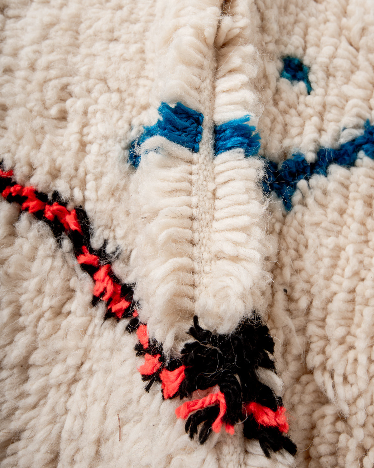 Modern designer handcrafted Berber rug from Morocco. Azilal rug with beautiful colors and patterns. Made of sheep’s wool and colourful cotton.