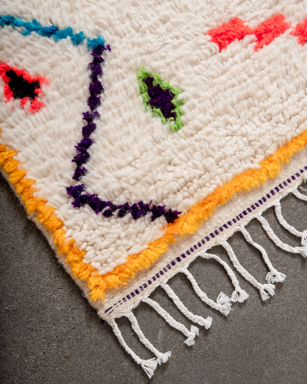 Modern designer handcrafted Berber rug from Morocco. Azilal rug with beautiful colors and patterns. Made of sheep’s wool and colourful cotton.