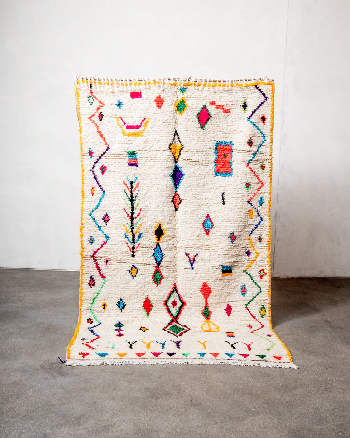 Modern designer handcrafted Berber rug from Morocco. Azilal rug with beautiful colors and patterns. Made of sheep’s wool and colourful cotton.