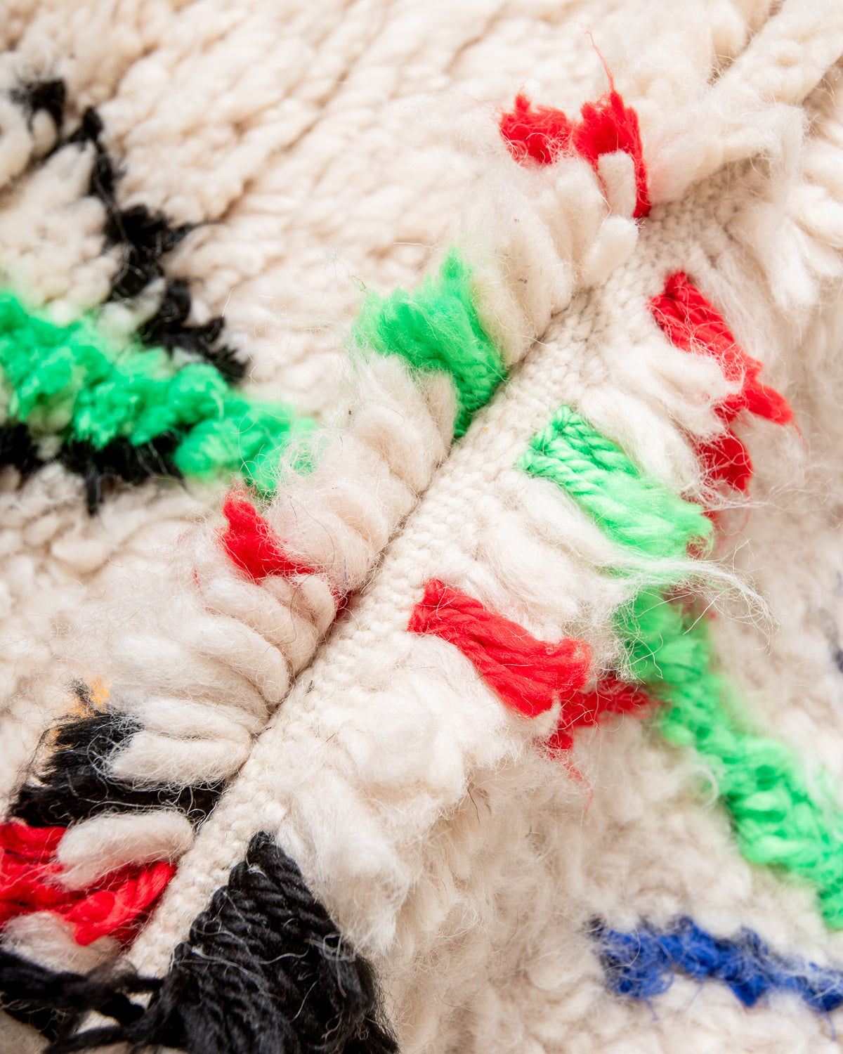 Modern designer handcrafted Berber rug from Morocco. Azilal rug with beautiful colors and patterns. Made of sheep’s wool and colourful cotton.