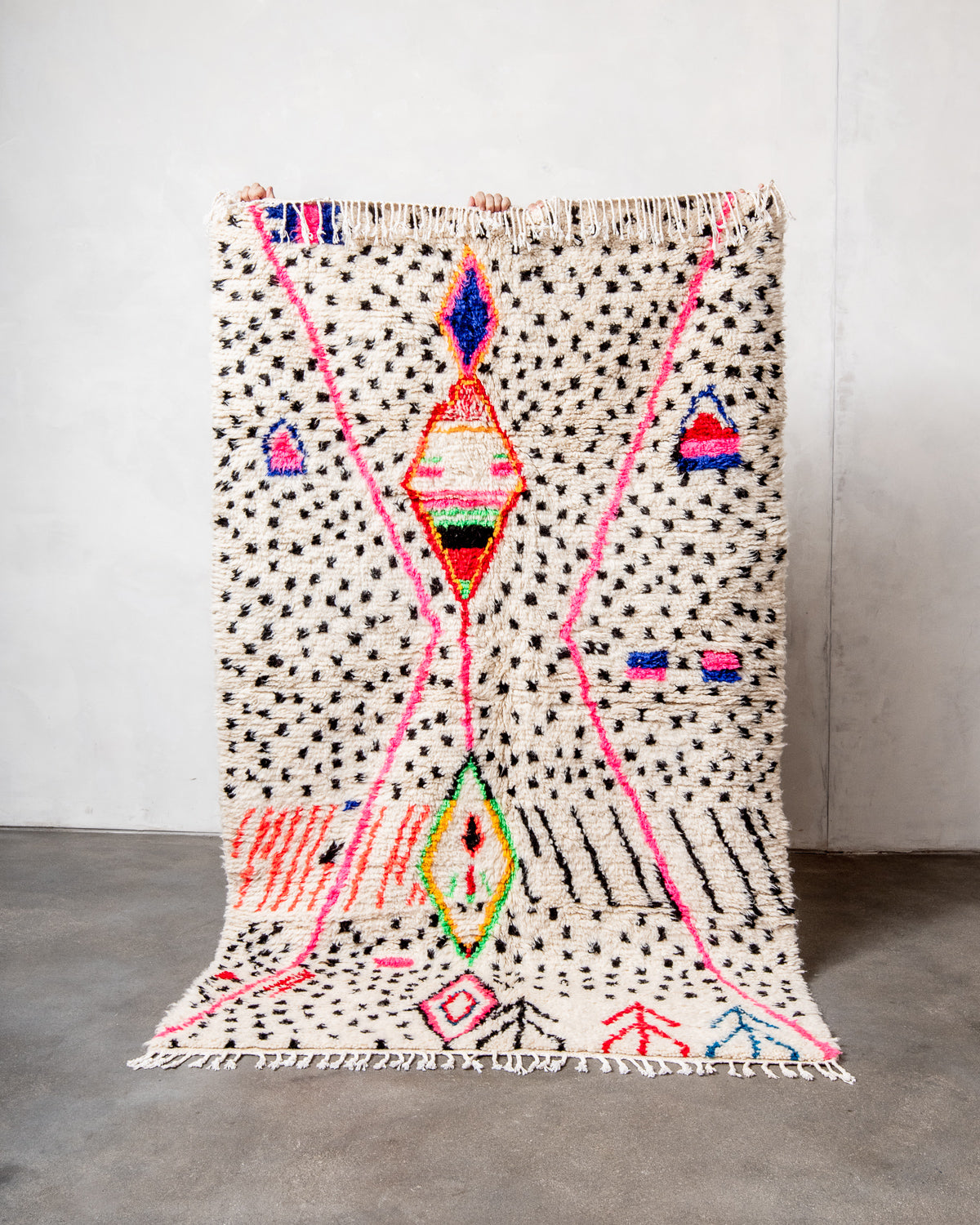 Modern designer handcrafted Berber rug from Morocco. Azilal rug with beautiful colors and patterns. Made of sheep’s wool and colourful cotton.