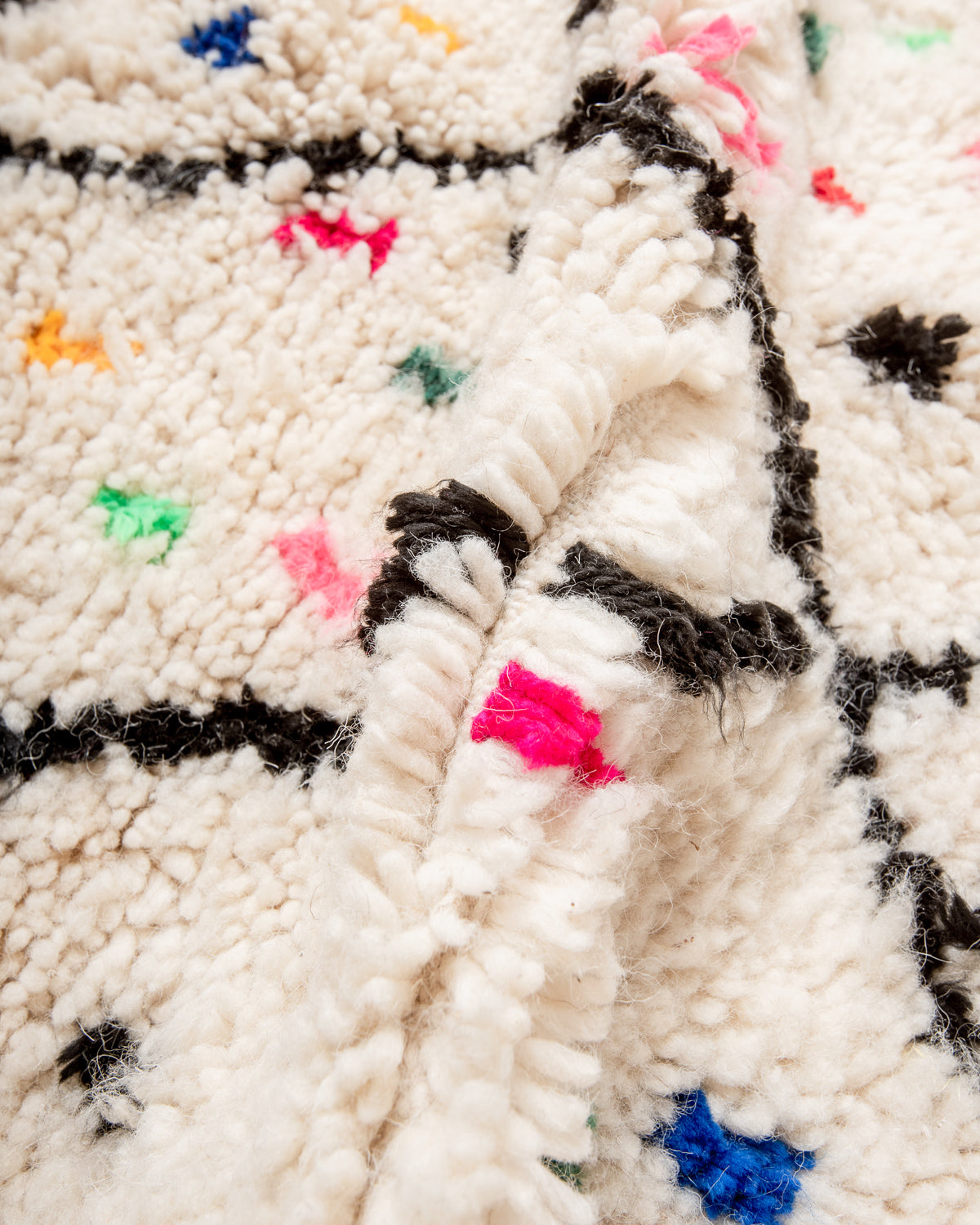 Modern designer handcrafted Berber rug from Morocco. Azilal rug with beautiful colors and patterns. Made of sheep’s wool and colourful cotton.