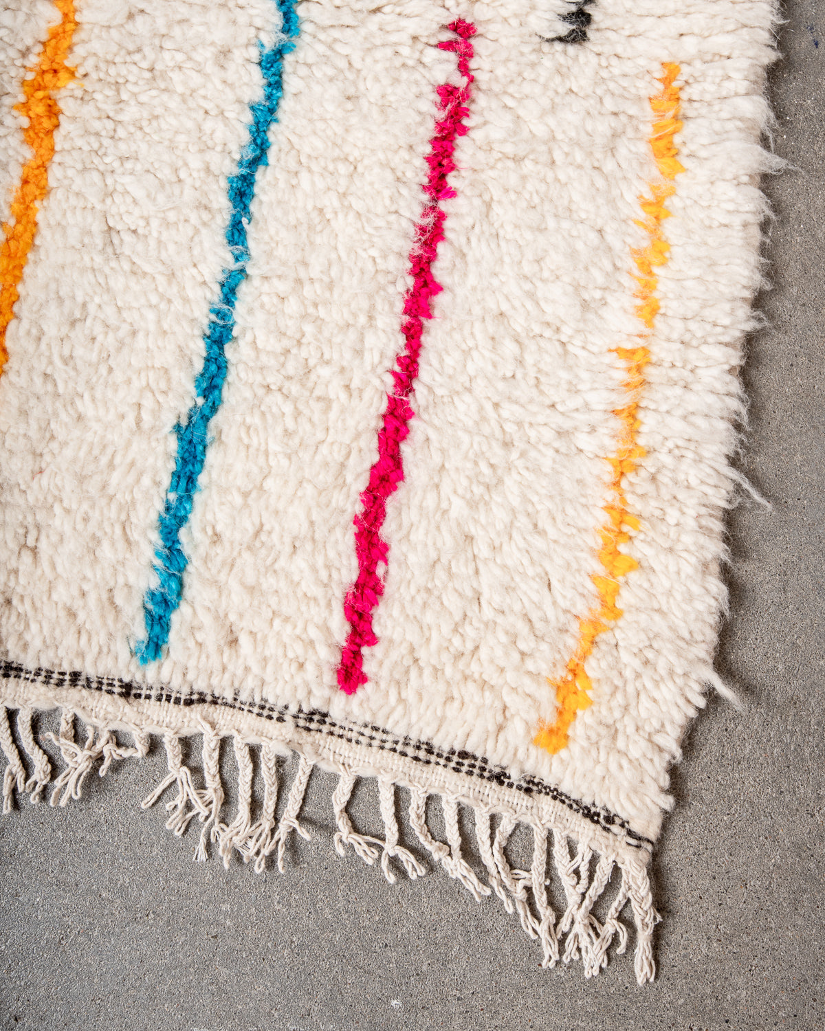 Modern designer handcrafted Berber rug from Morocco. Azilal rug with beautiful colors and patterns. Made of sheep’s wool and colourful cotton.