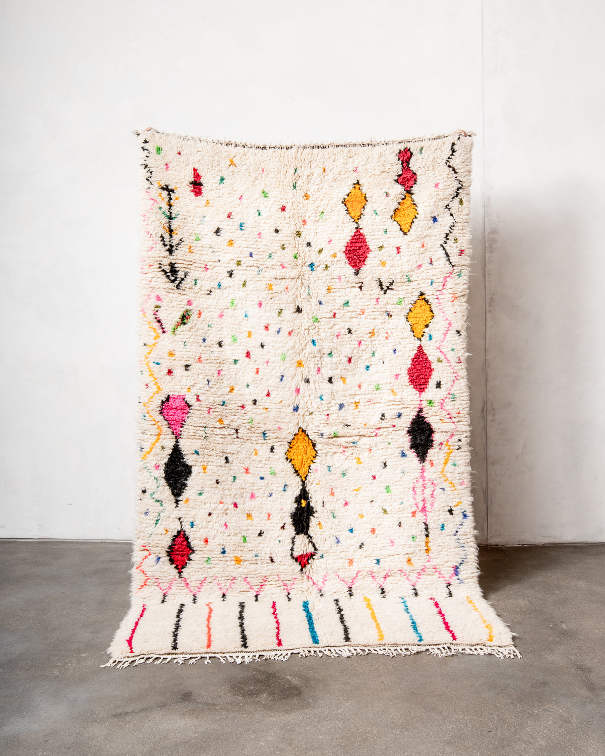 Modern designer handcrafted Berber rug from Morocco. Azilal rug with beautiful colors and patterns. Made of sheep’s wool and colourful cotton.