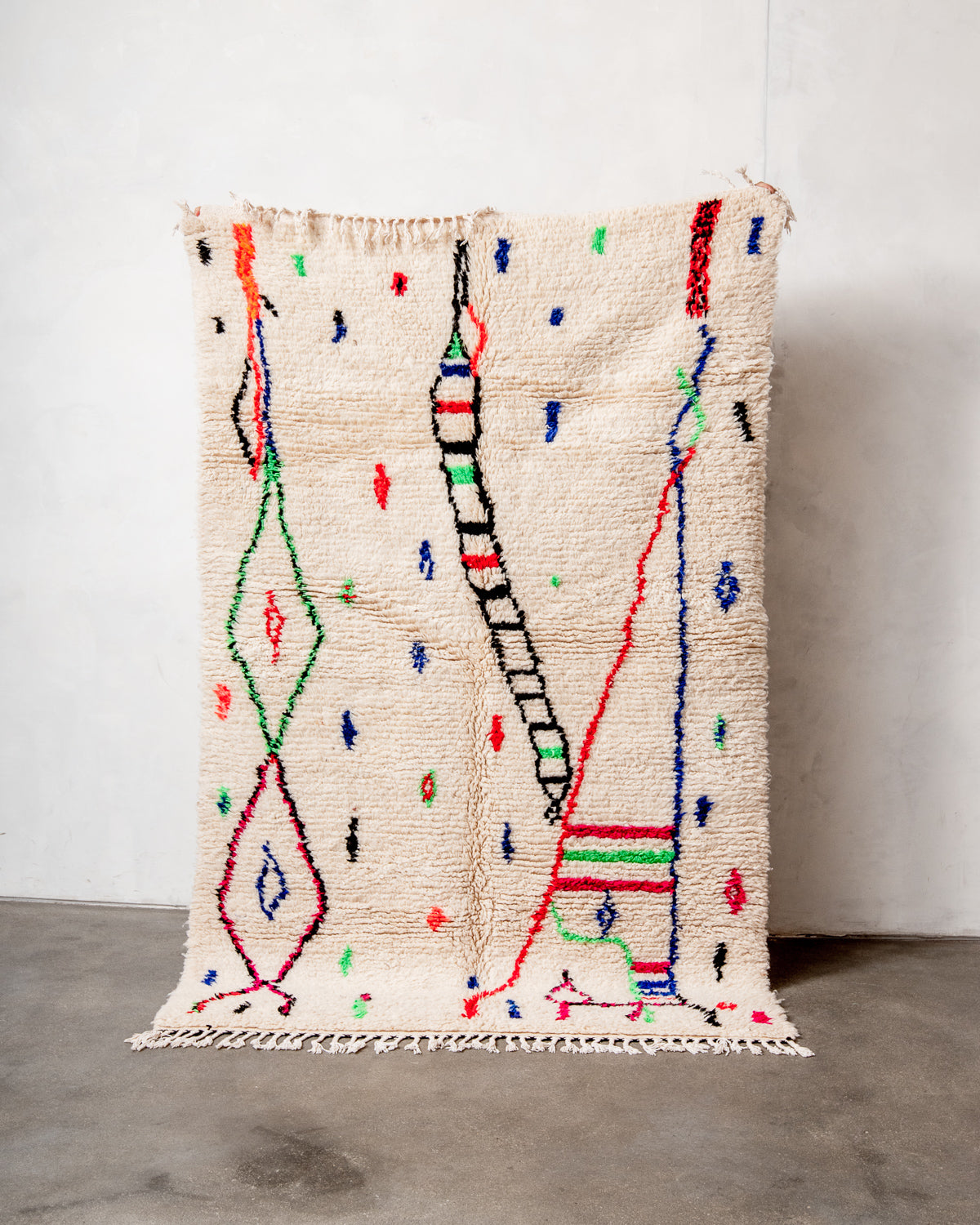 Modern designer handcrafted Berber rug from Morocco. Azilal rug with beautiful colors and patterns. Made of sheep’s wool and colourful cotton.