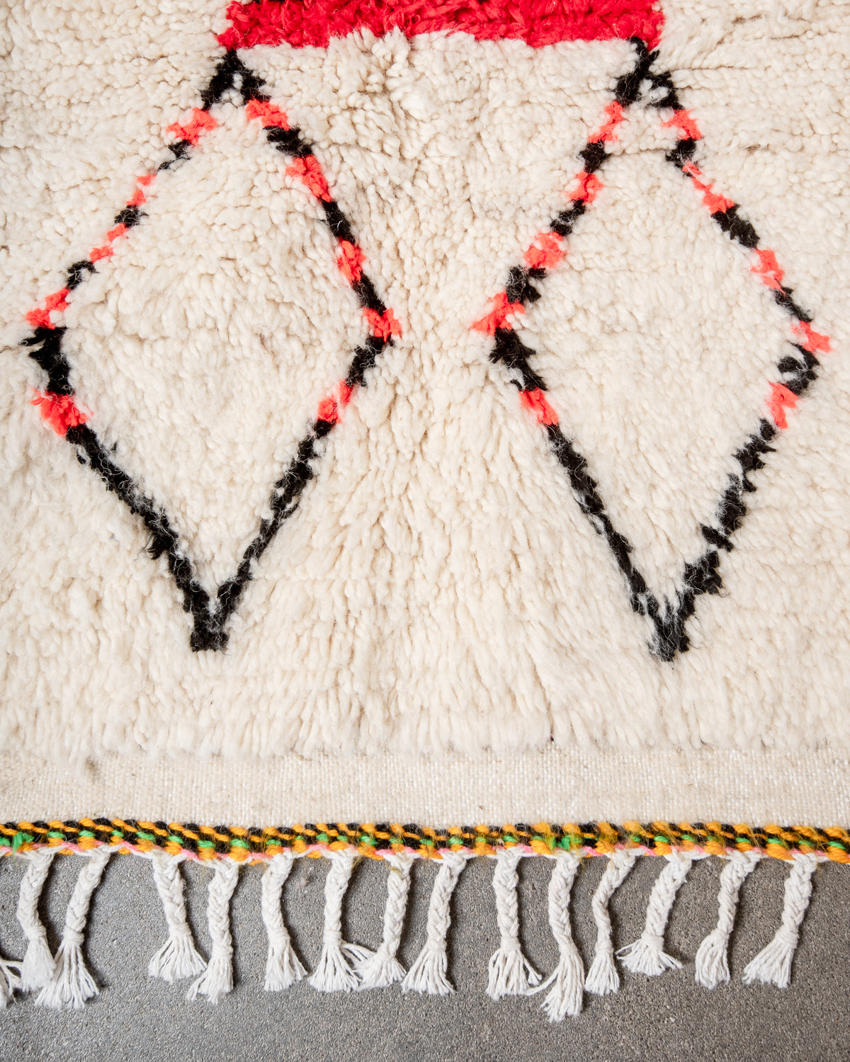 Modern designer handcrafted Berber rug from Morocco. Azilal rug with beautiful colors and patterns. Made of sheep’s wool and colourful cotton.