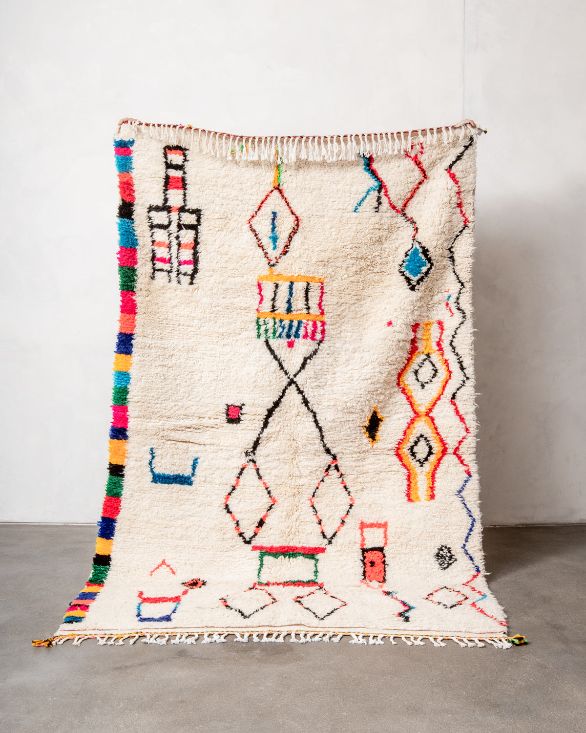 Modern designer handcrafted Berber rug from Morocco. Azilal rug with beautiful colors and patterns. Made of sheep’s wool and colourful cotton.