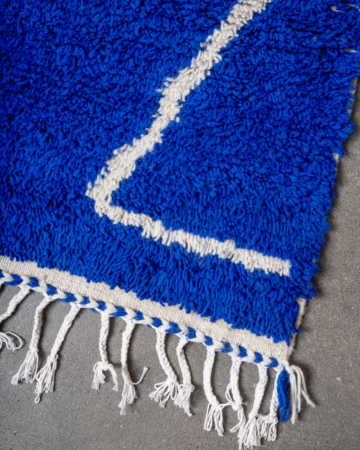 Modern designer handcrafted Berber rug from Morocco. Azilal rug with beautiful colors and patterns. Made of sheep’s wool and colourful cotton.