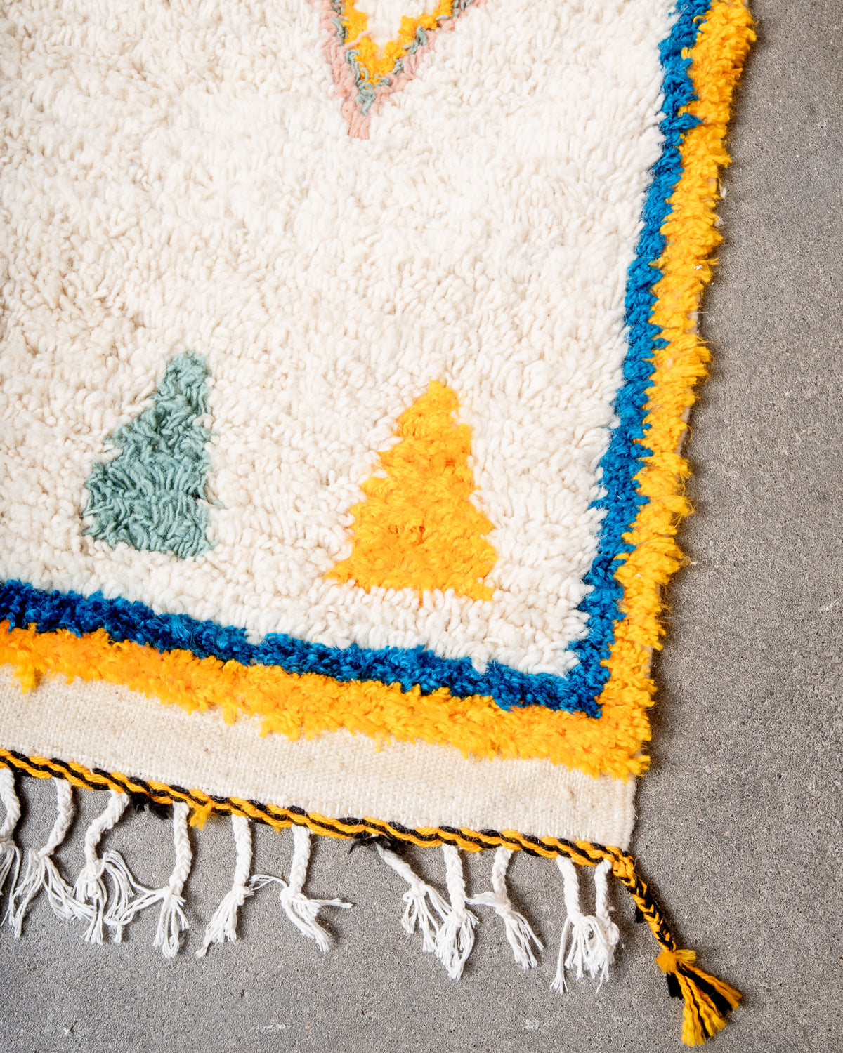 Modern designer handcrafted Berber rug from Morocco. Azilal rug with beautiful colors and patterns. Made of sheep’s wool and colourful cotton.
