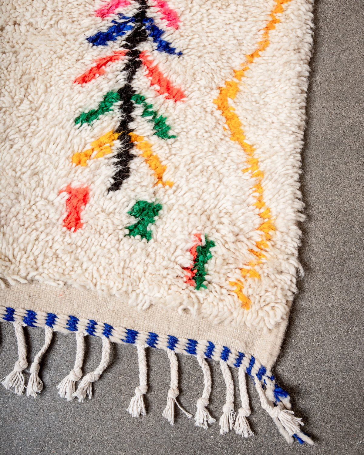 Modern designer handcrafted Berber rug from Morocco. Azilal rug with beautiful colors and patterns. Made of sheep’s wool and colourful cotton.