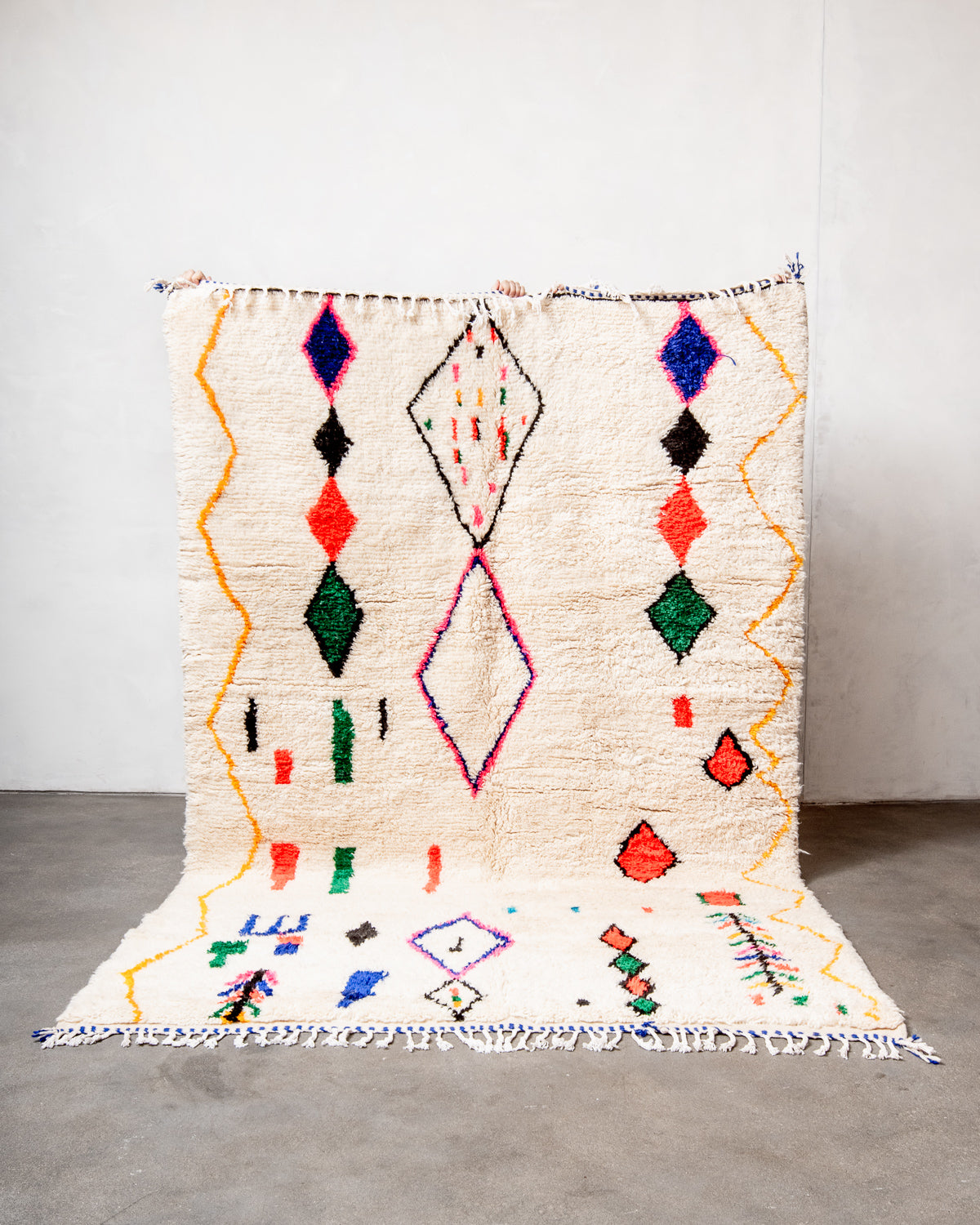 Modern designer handcrafted Berber rug from Morocco. Azilal rug with beautiful colors and patterns. Made of sheep’s wool and colourful cotton.