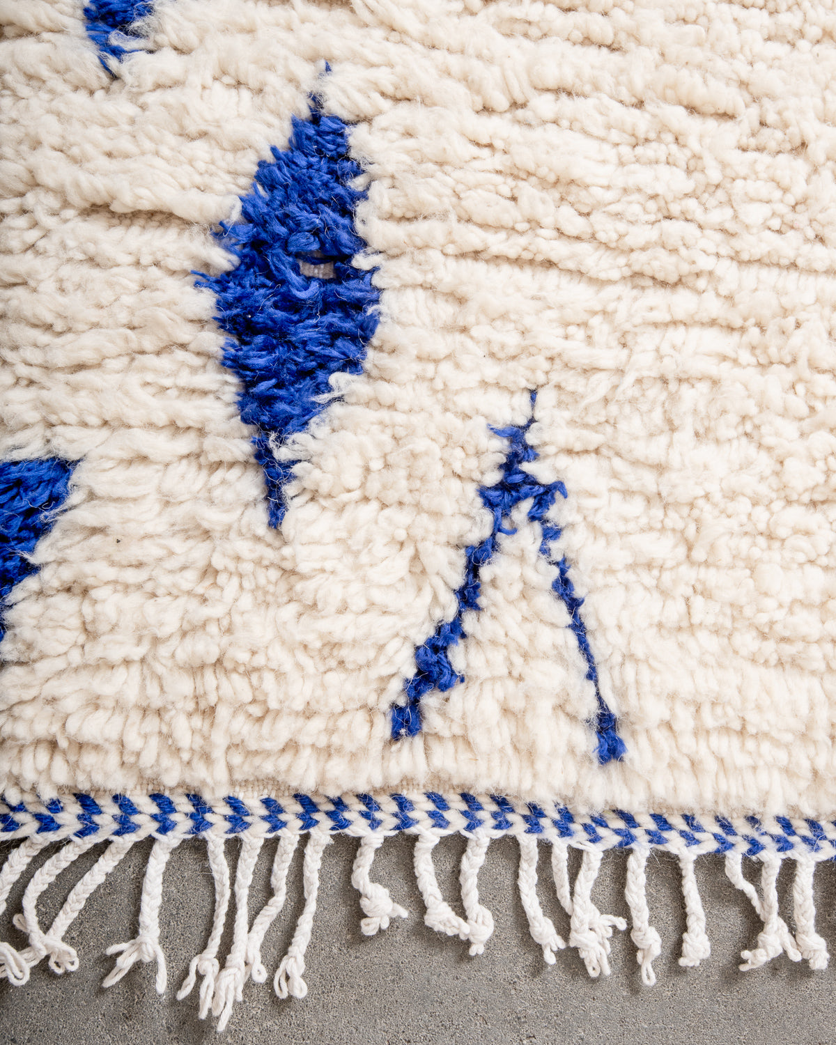 Modern designer handcrafted Berber rug from Morocco. Azilal rug with beautiful colors and patterns. Made of sheep’s wool and colourful cotton.