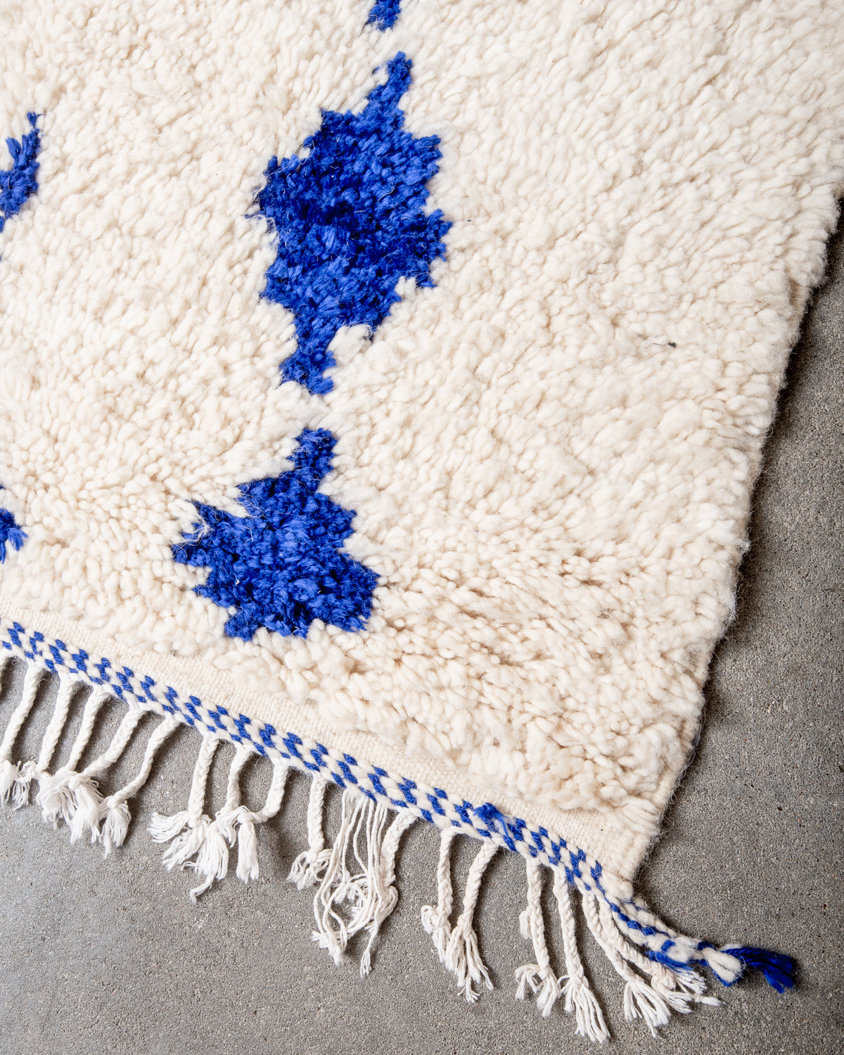 Modern designer handcrafted Berber rug from Morocco. Azilal rug with beautiful colors and patterns. Made of sheep’s wool and colourful cotton.