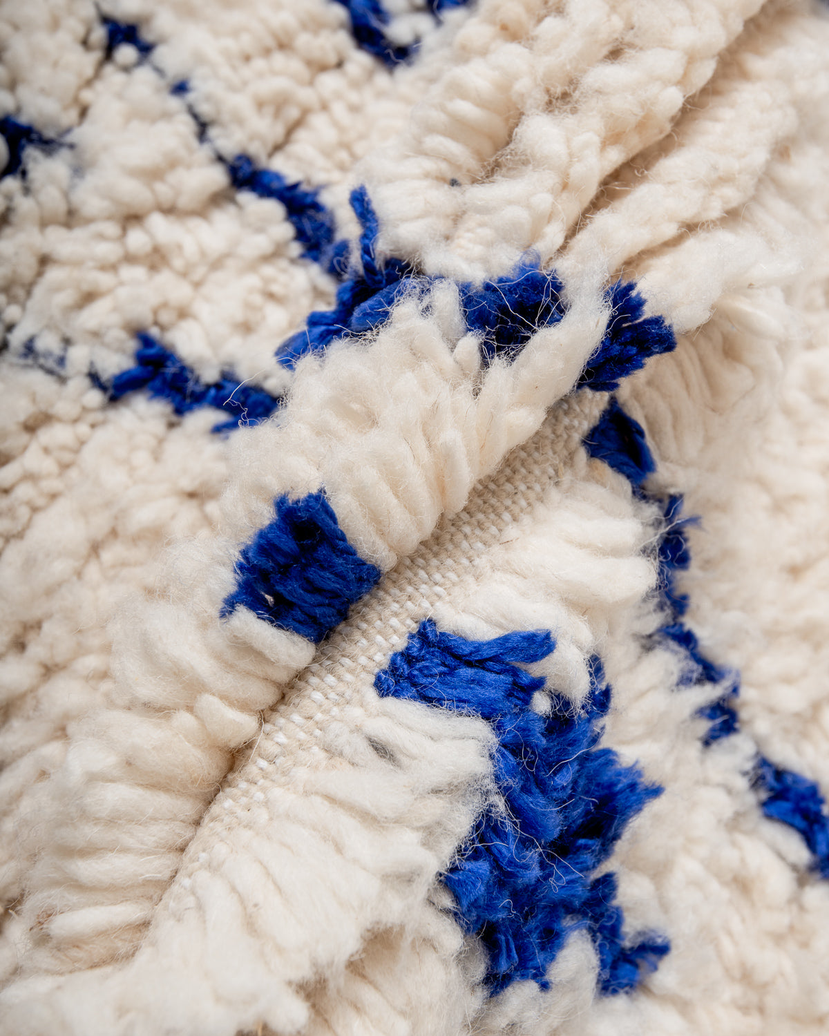 Modern designer handcrafted Berber rug from Morocco. Azilal rug with beautiful colors and patterns. Made of sheep’s wool and colourful cotton.