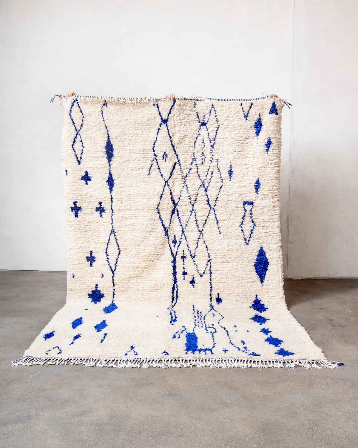 Modern designer handcrafted Berber rug from Morocco. Azilal rug with beautiful colors and patterns. Made of sheep’s wool and colourful cotton.