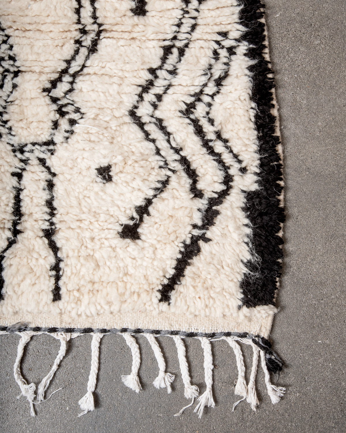 Modern designer handcrafted Berber rug from Morocco. Azilal rug with beautiful colors and patterns. Made of sheep’s wool and colourful cotton.