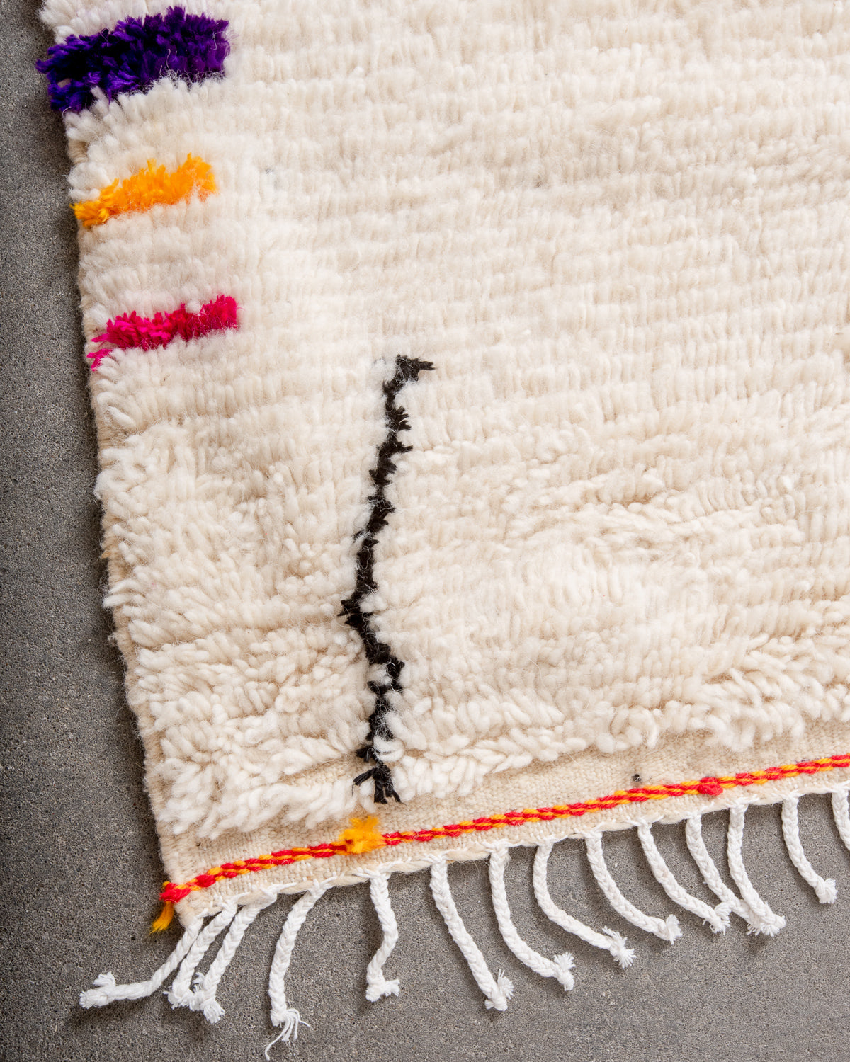 Modern designer handcrafted Berber rug from Morocco. Azilal rug with beautiful colors and patterns. Made of sheep’s wool and colourful cotton.