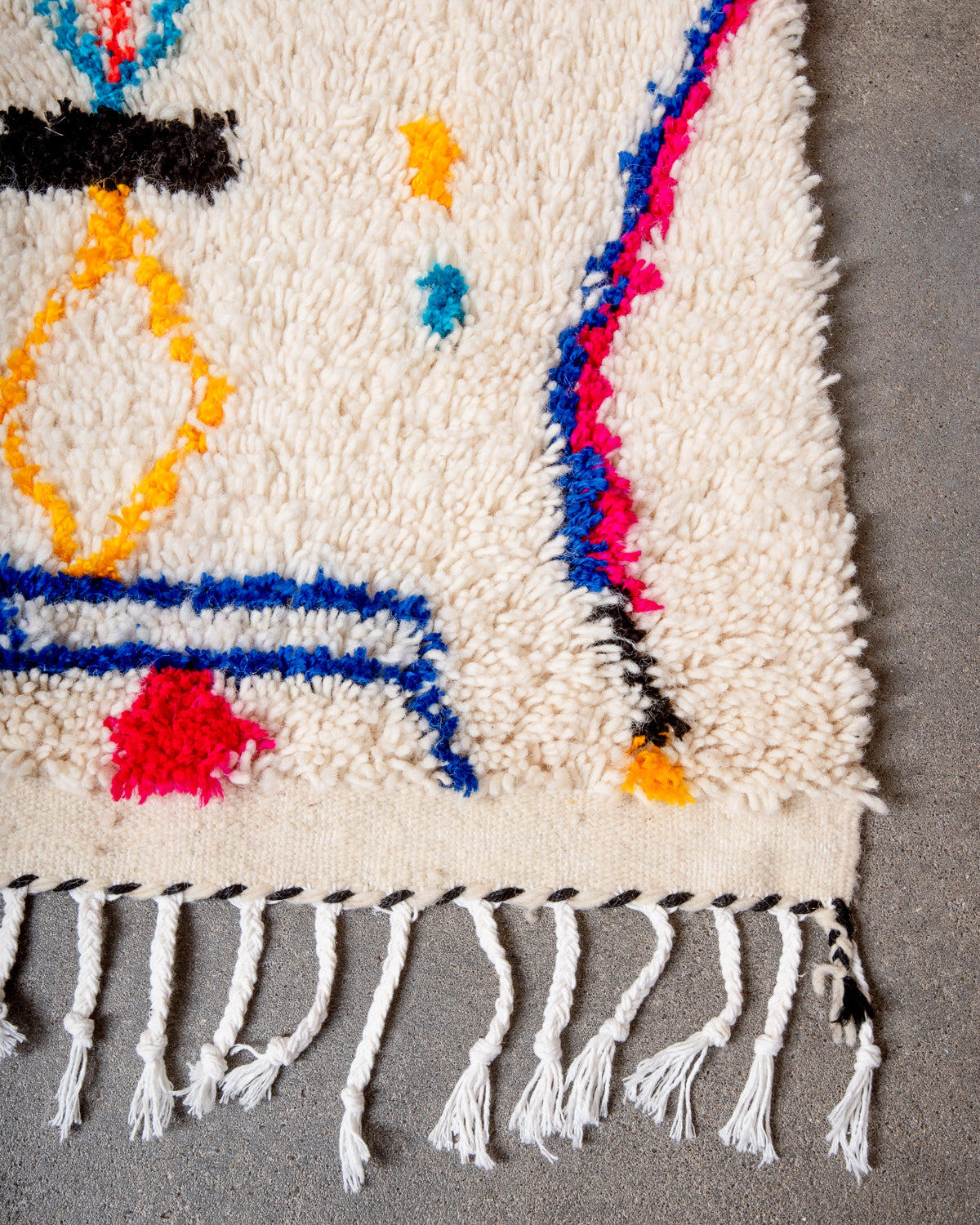 Modern designer handcrafted Berber rug from Morocco. Azilal rug with beautiful colors and patterns. Made of sheep’s wool and colourful cotton.