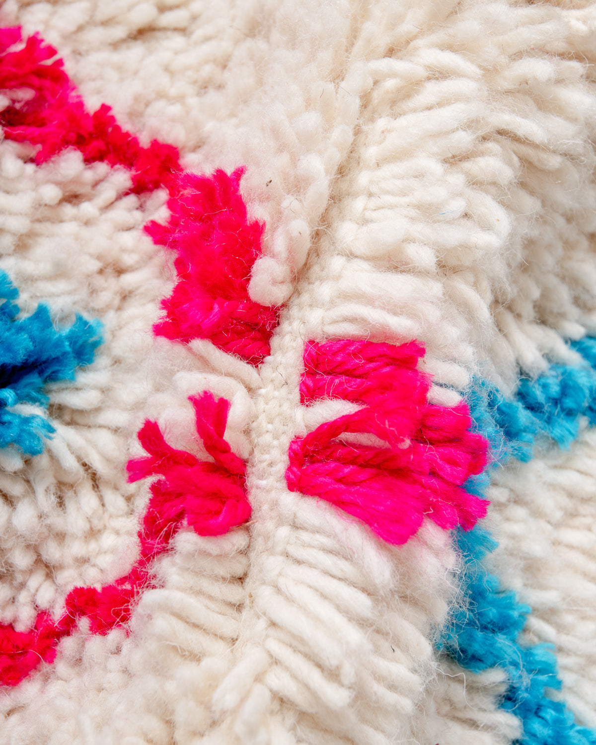 Modern designer handcrafted Berber rug from Morocco. Azilal rug with beautiful colors and patterns. Made of sheep’s wool and colourful cotton.