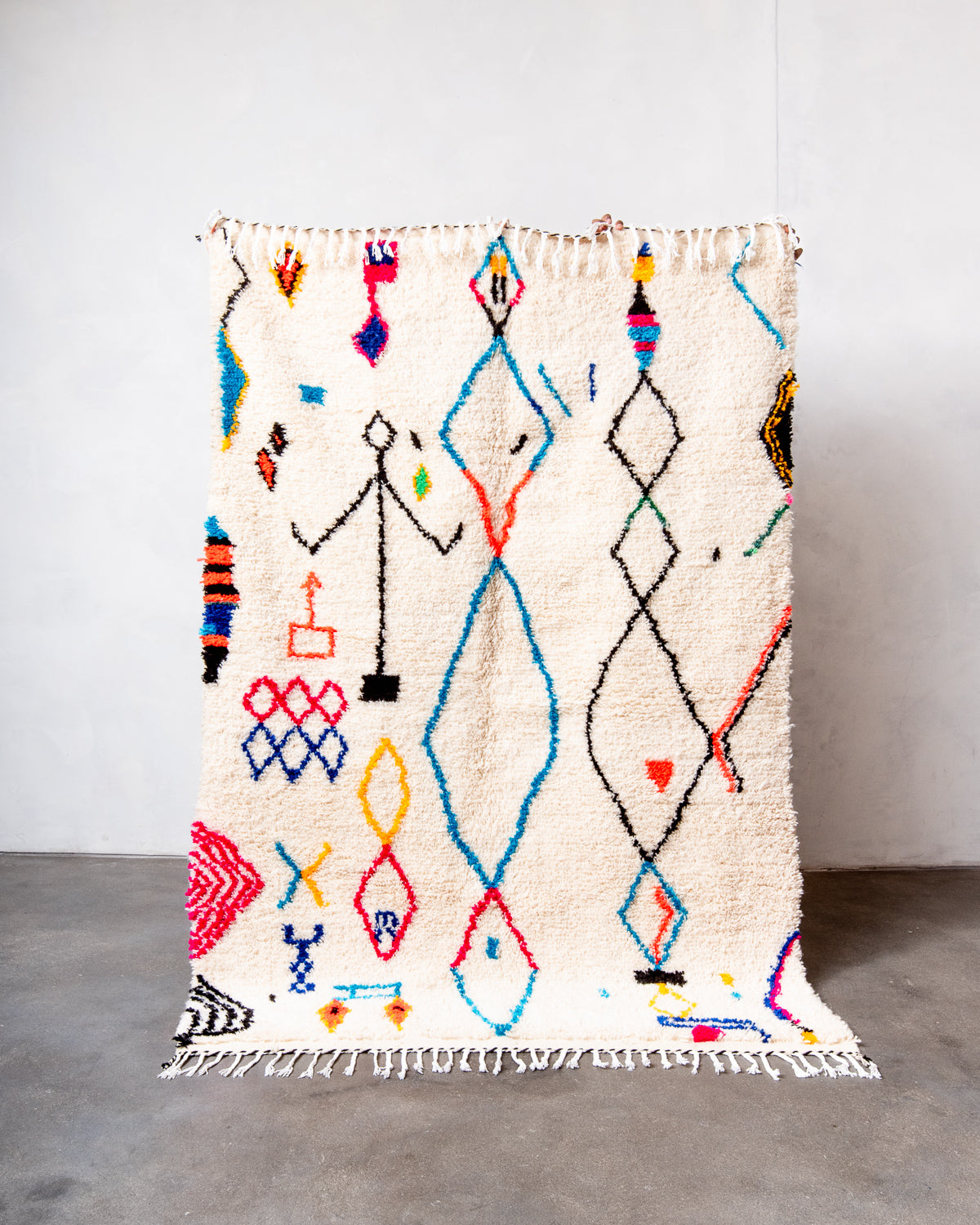 Modern designer handcrafted Berber rug from Morocco. Azilal rug with beautiful colors and patterns. Made of sheep’s wool and colourful cotton.