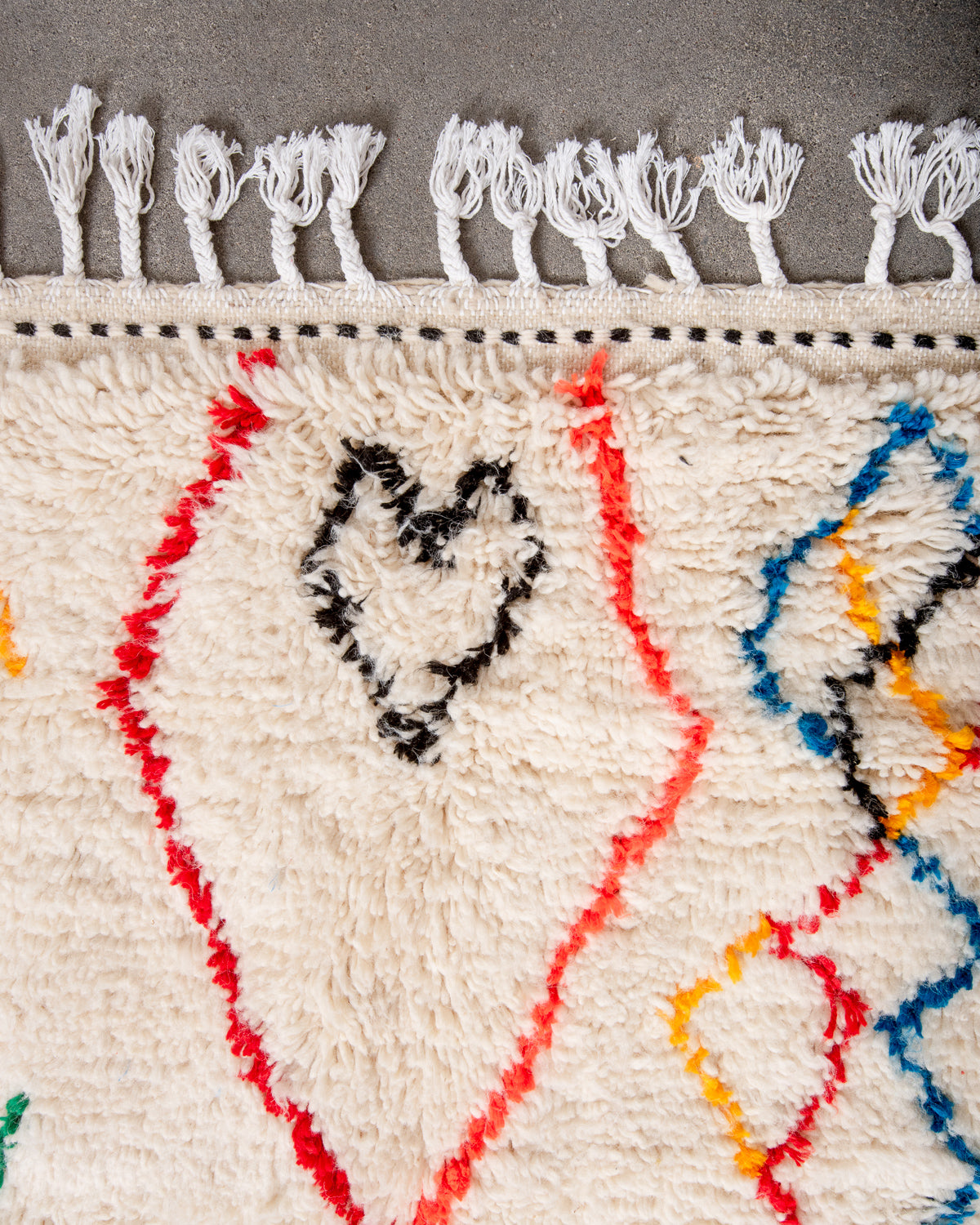 Modern designer handcrafted Berber rug from Morocco. Azilal rug with beautiful colors and patterns. Made of sheep’s wool and colourful cotton.