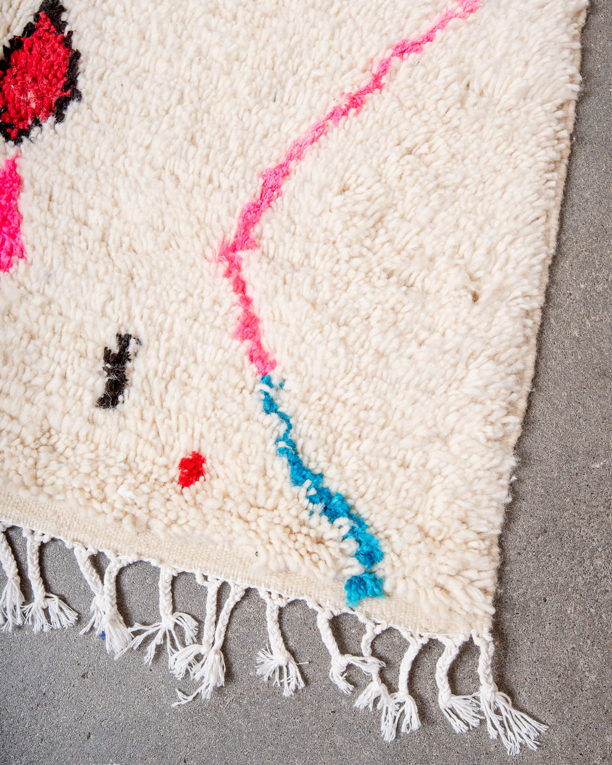 Modern designer handcrafted Berber rug from Morocco. Azilal rug with beautiful colors and patterns. Made of sheep’s wool and colourful cotton.