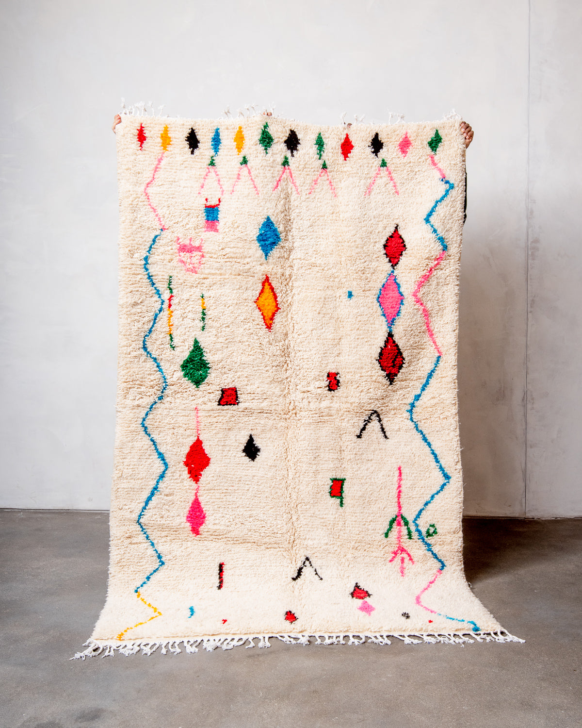 Modern designer handcrafted Berber rug from Morocco. Azilal rug with beautiful colors and patterns. Made of sheep’s wool and colourful cotton.