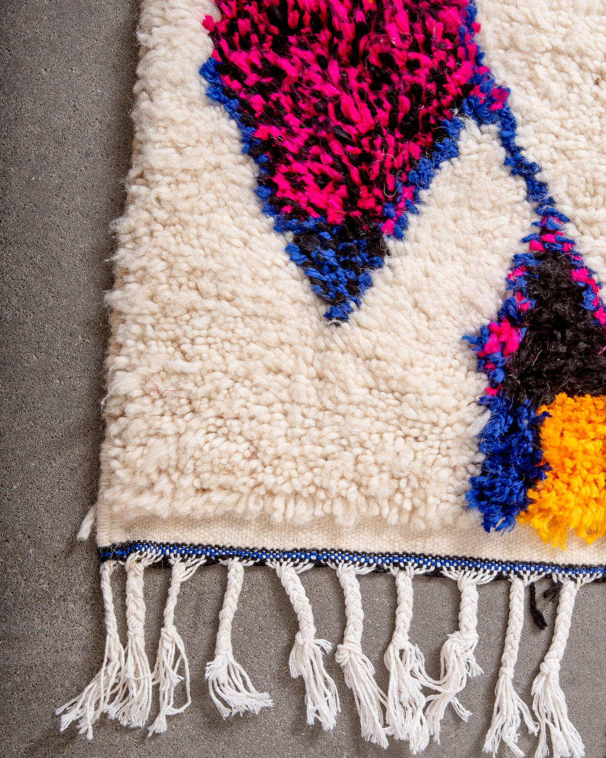Modern designer handcrafted Berber rug from Morocco. Azilal rug with beautiful colors and patterns. Made of sheep’s wool and colourful cotton.