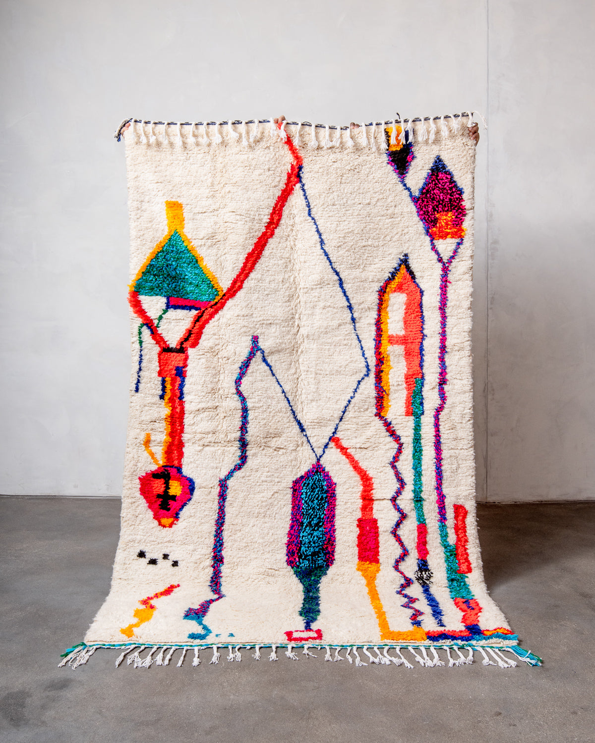 Modern designer handcrafted Berber rug from Morocco. Azilal rug with beautiful colors and patterns. Made of sheep’s wool and colourful cotton.