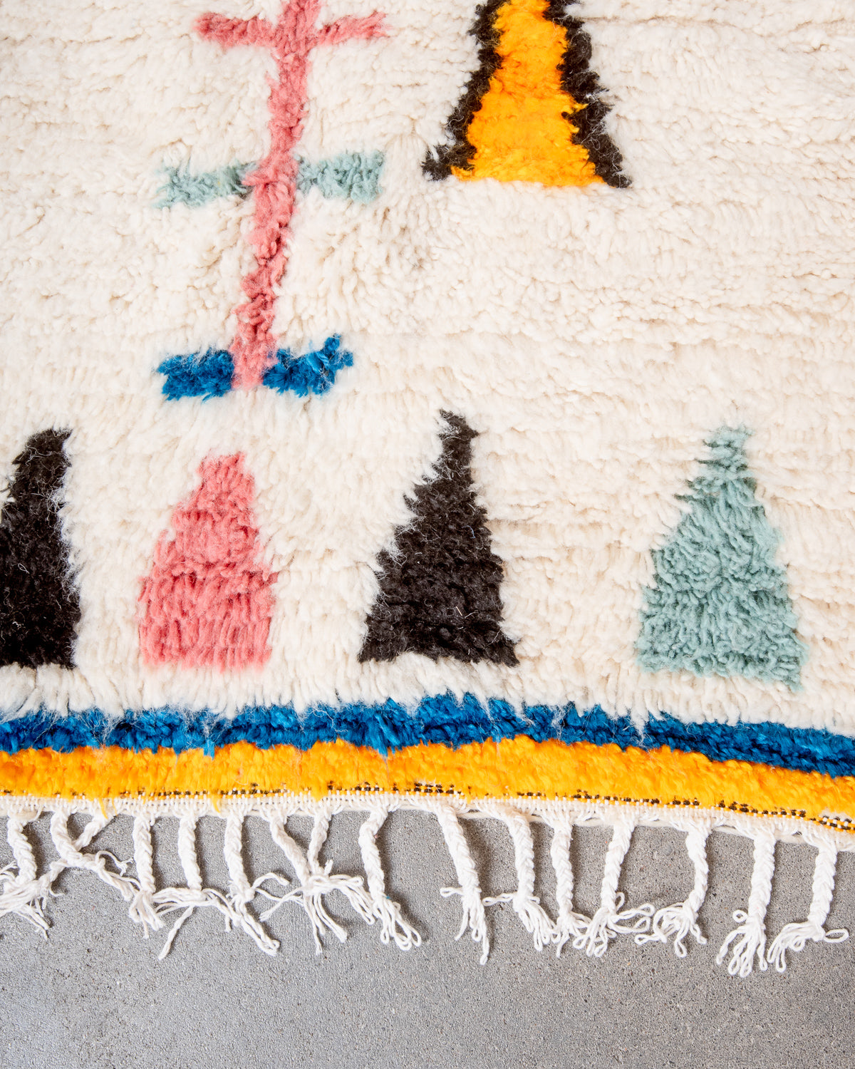 Modern designer handcrafted Berber rug from Morocco. Azilal rug with beautiful colors and patterns. Made of sheep’s wool and colourful cotton.