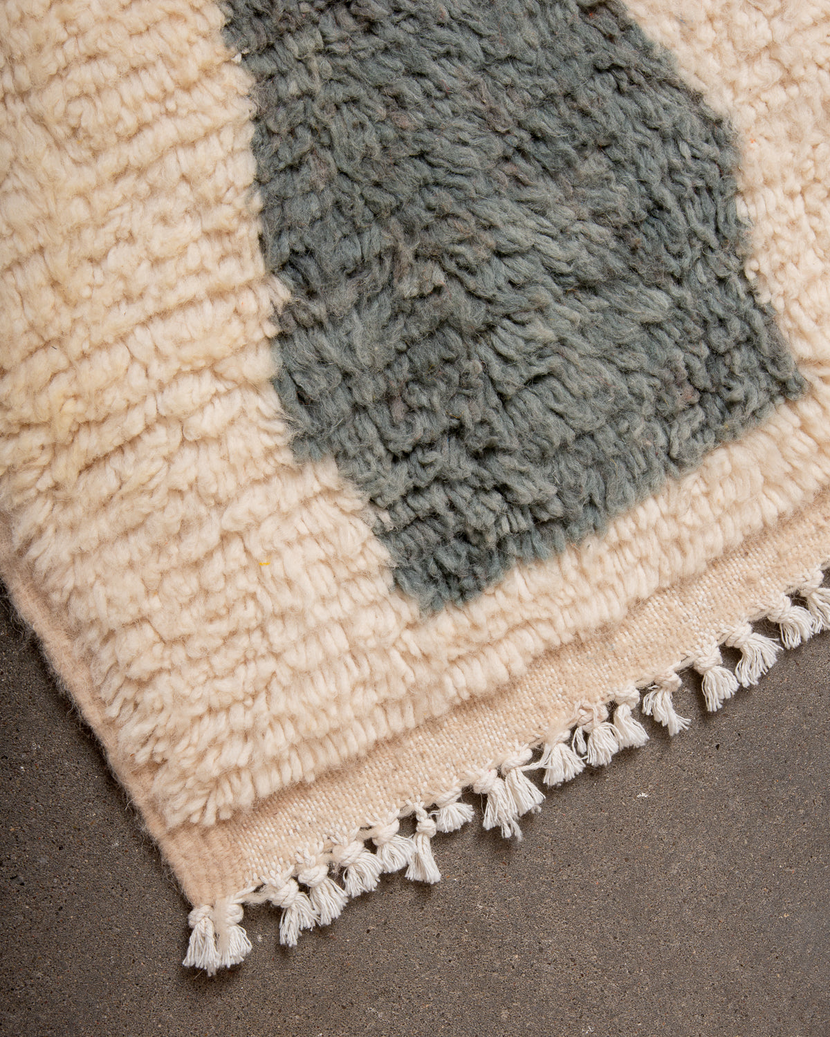 Modern designer handcrafted Berber rug from Morocco. Azilal rug with beautiful colours and patterns. Made of sheep’s wool and colourful cotton.