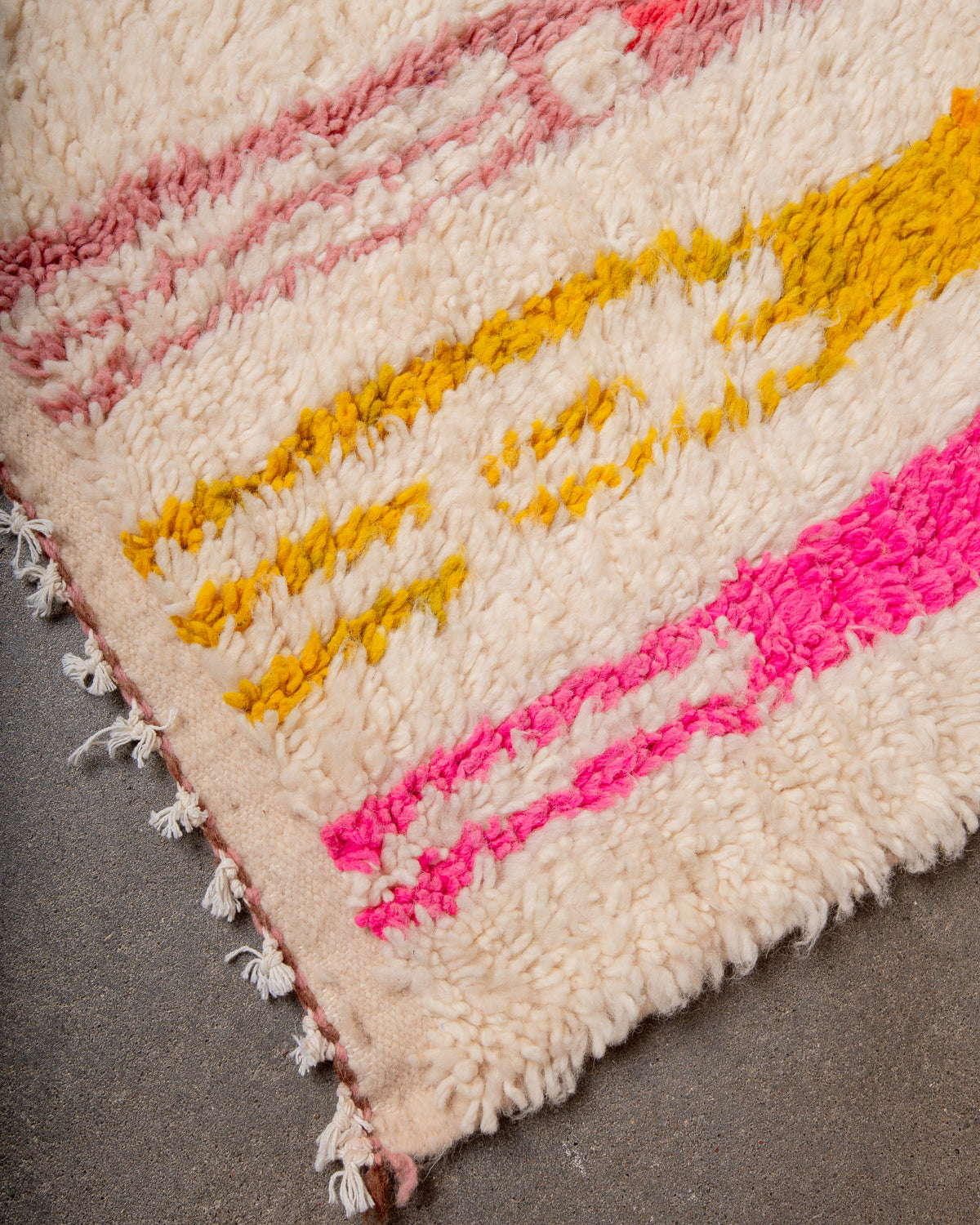Modern designer handcrafted Berber rug from Morocco. Azilal rug with beautiful colours and patterns. Made of sheep’s wool and colourful cotton.