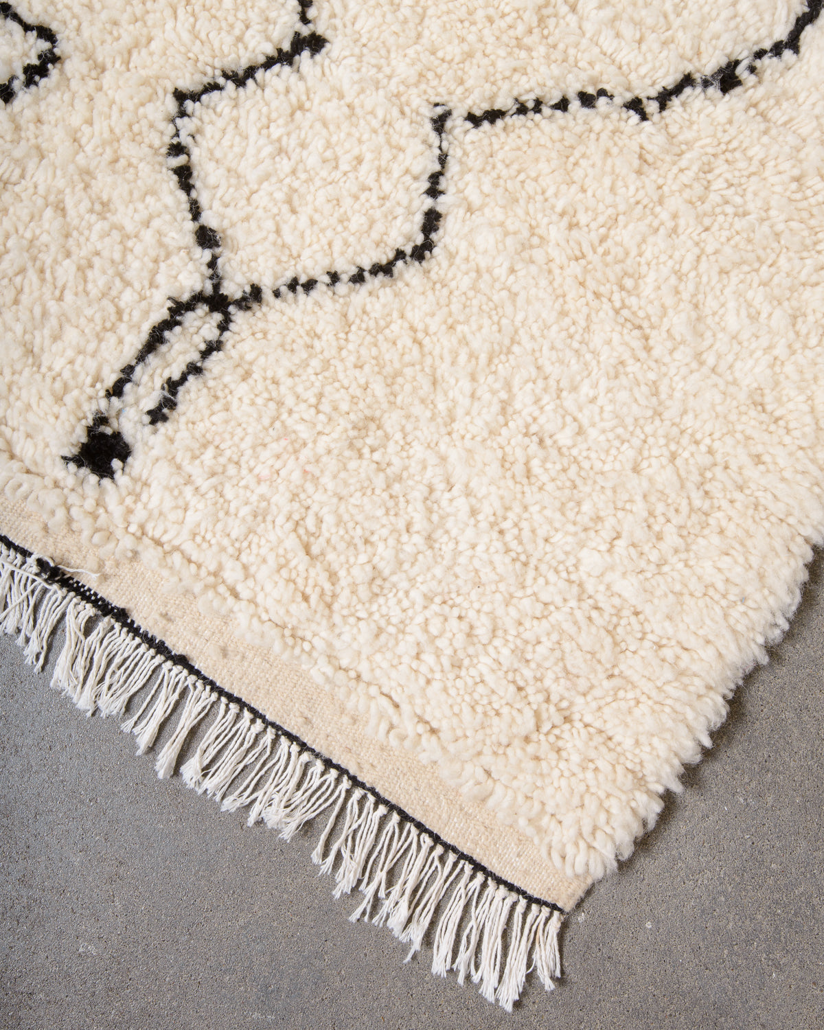 Modern designer handcrafted Berber rug from Morocco. Azilal rug with beautiful colours and patterns. Made of sheep’s wool and cotton.