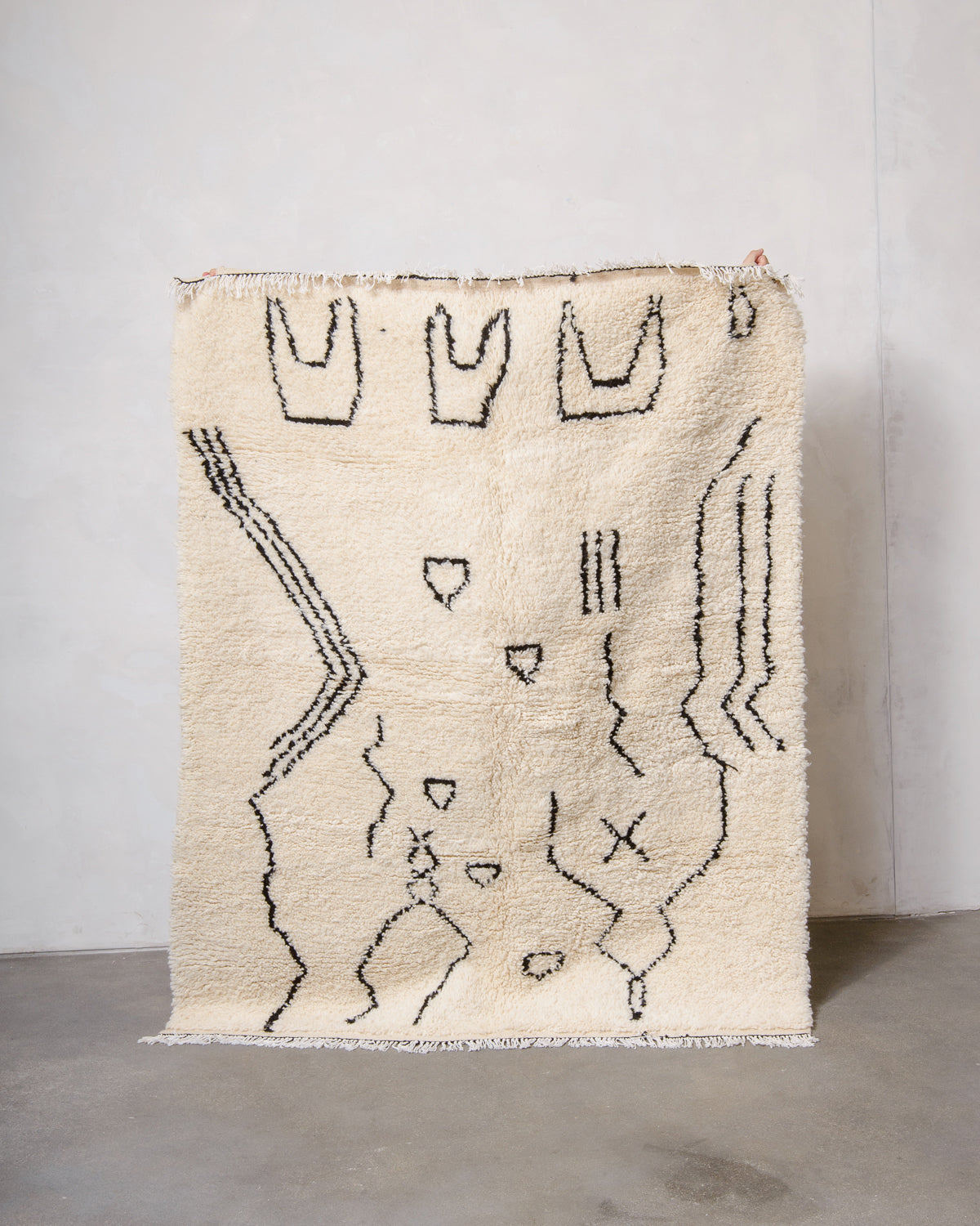 Modern designer handcrafted Berber rug from Morocco. Azilal rug with beautiful colours and patterns. Made of sheep’s wool and cotton.