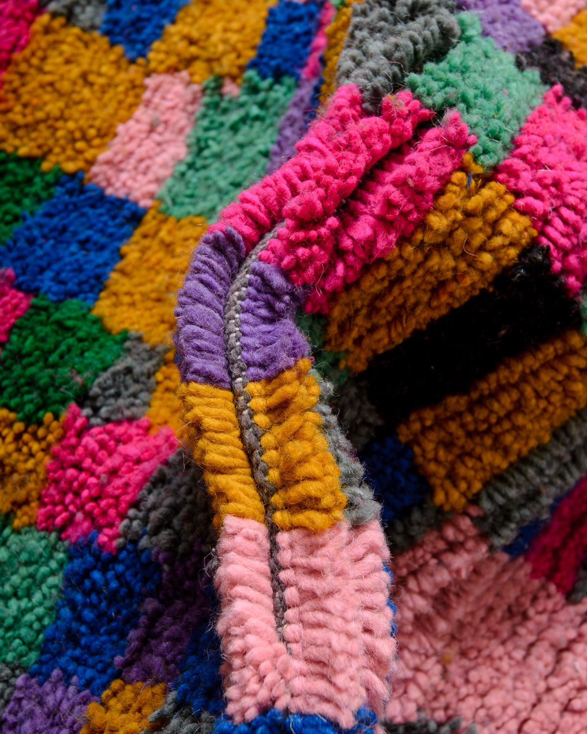 Modern designer handcrafted Berber rug from Morocco. Azilal rug with beautiful colours and patterns. Made of sheep’s wool and cotton.