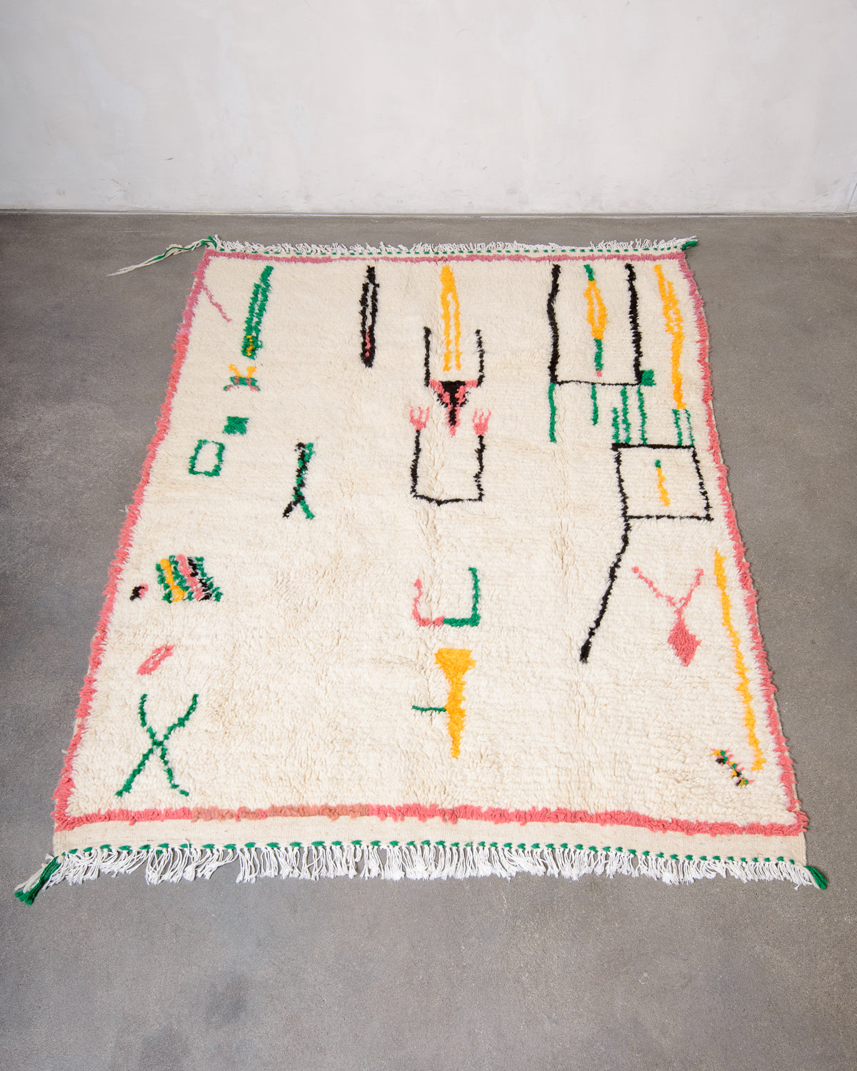 Modern designer handcrafted Berber rug from Morocco. Azilal rug with beautiful colours and patterns. Made of sheep’s wool and cotton.