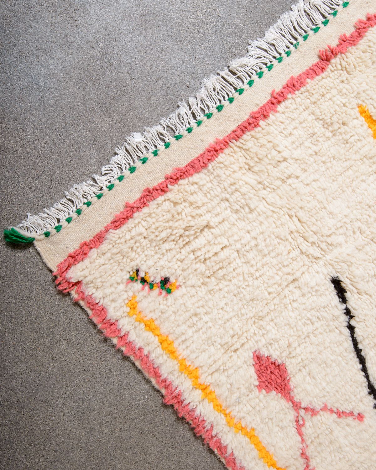 Modern designer handcrafted Berber rug from Morocco. Azilal rug with beautiful colours and patterns. Made of sheep’s wool and cotton.