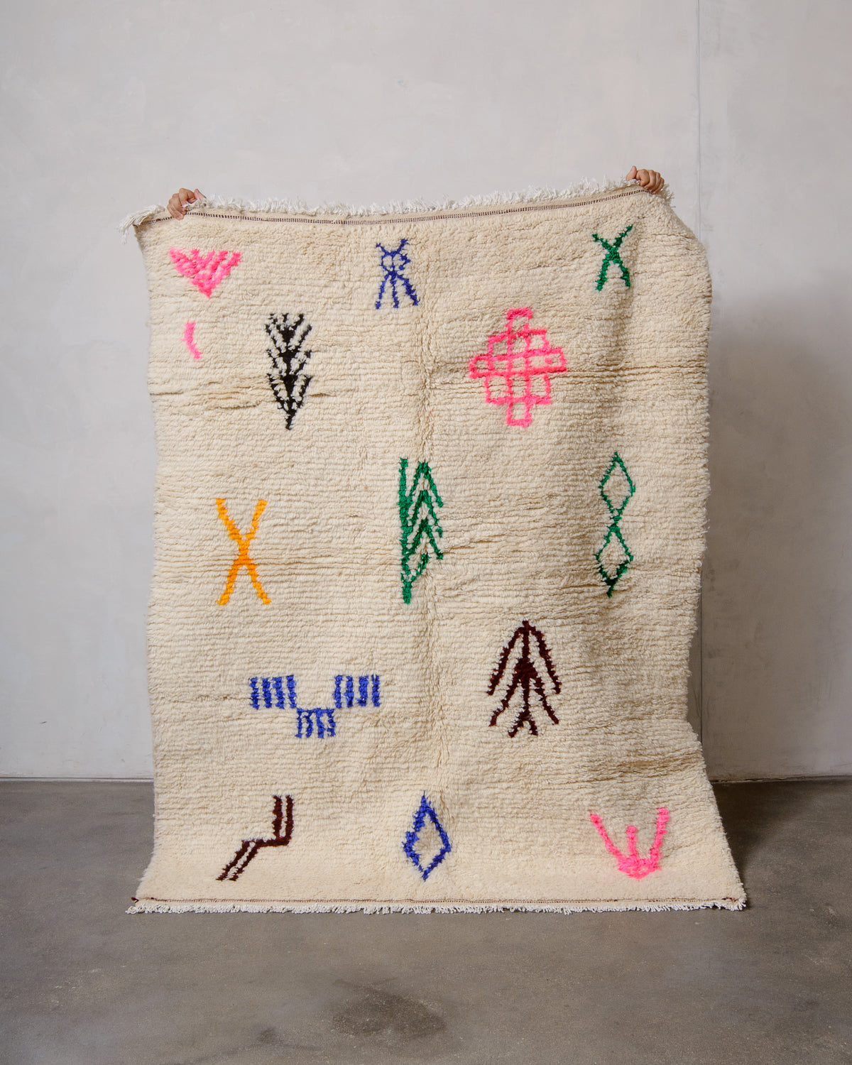 Modern designer handcrafted Berber rug from Morocco. Azilal rug with beautiful colours and patterns. Made of sheep’s wool and cotton.