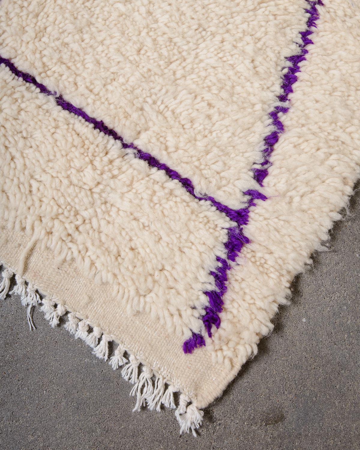 Modern designer handcrafted Berber rug from Morocco. Azilal rug with beautiful colours and patterns. Made of sheep’s wool and cotton.