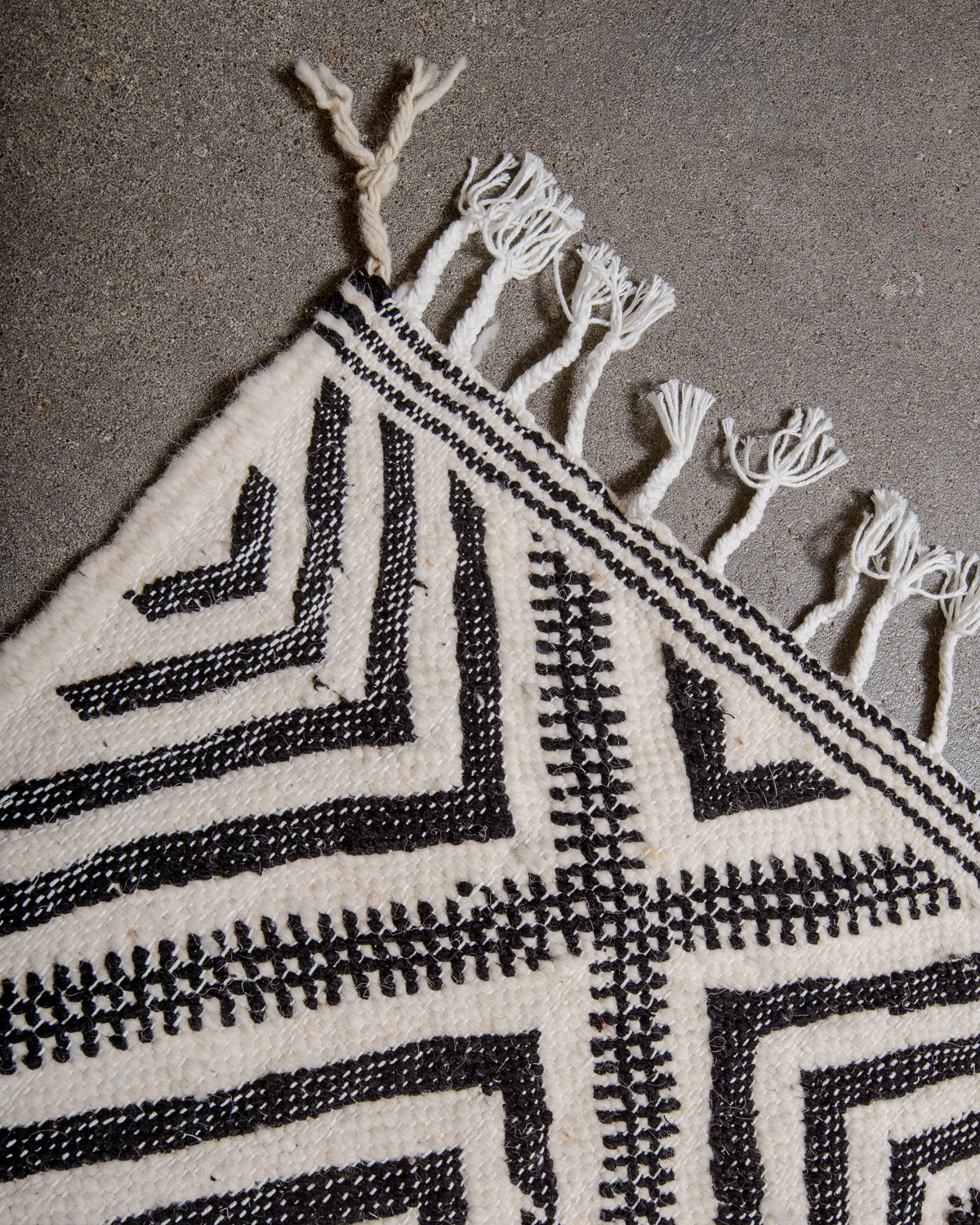 Modern, handcrafted Berber rug from Morocco. Flat-woven Kelim carpet in black and white design. Made of 100% wool.