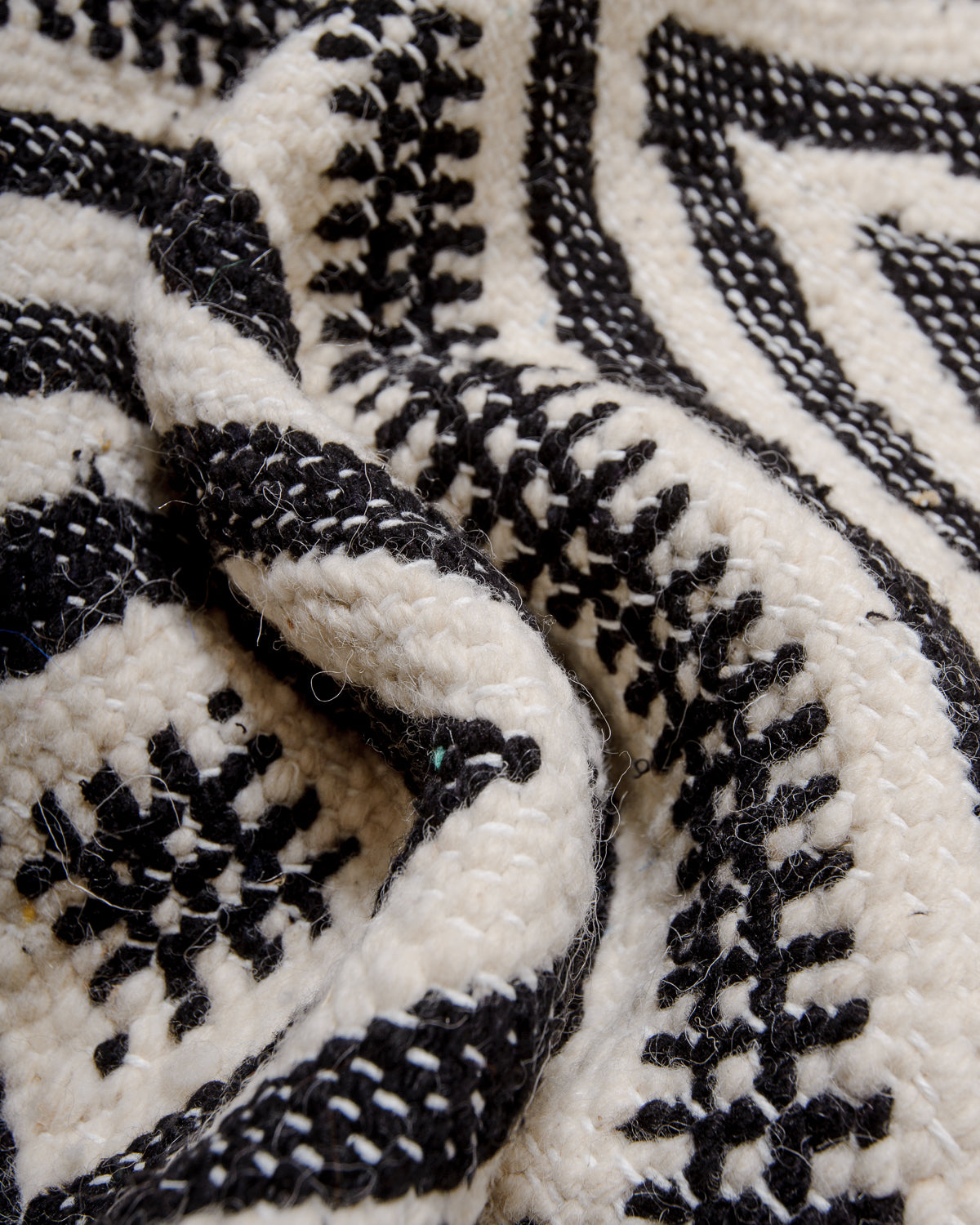 Modern, handcrafted Berber rug from Morocco. Flat-woven Kelim carpet in black and white design. Made of 100% wool.