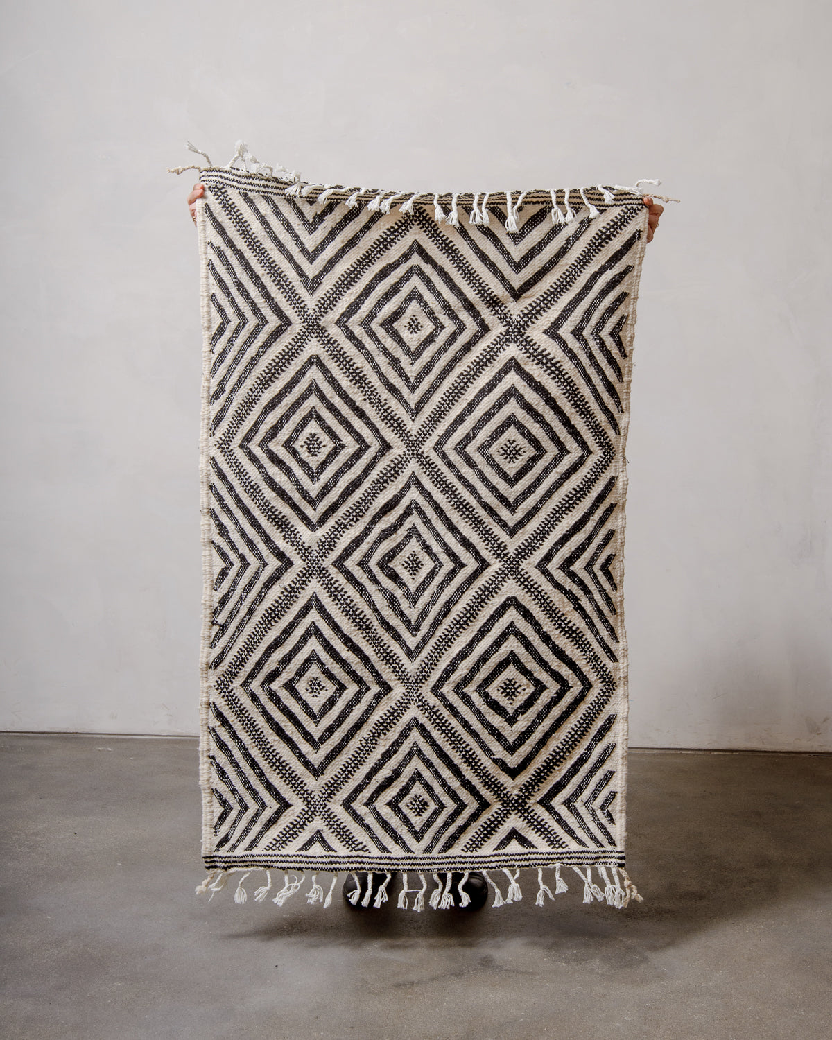 Modern, handcrafted Berber rug from Morocco. Flat-woven Kelim carpet in black and white design. Made of 100% wool.