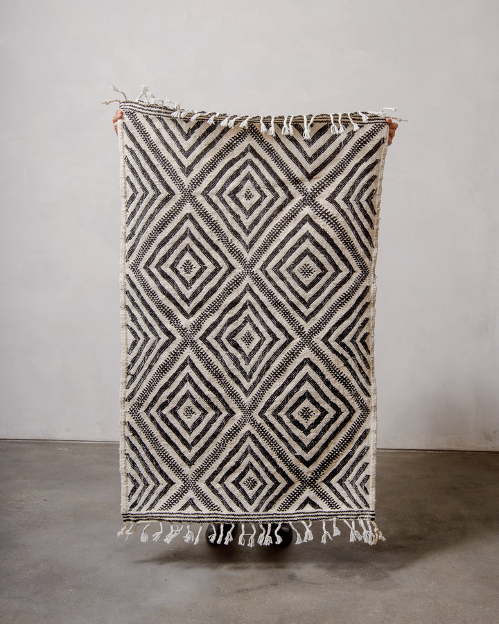 Modern, handcrafted Berber rug from Morocco. Flat-woven Kelim carpet in black and white design. Made of 100% wool.
