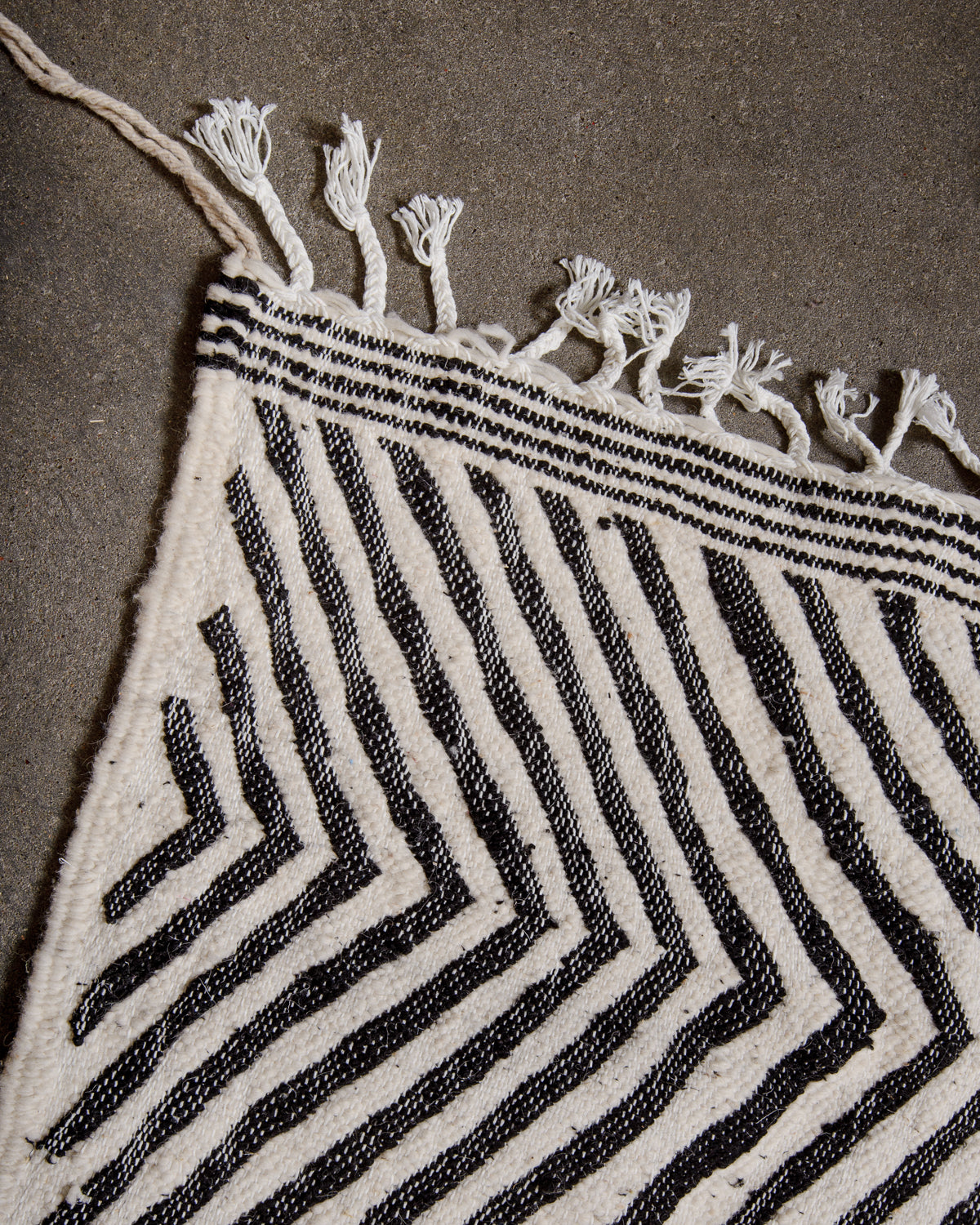 Modern, handcrafted Berber rug from Morocco. Flat-woven Kelim carpet in black and white design. Made of 100% wool.