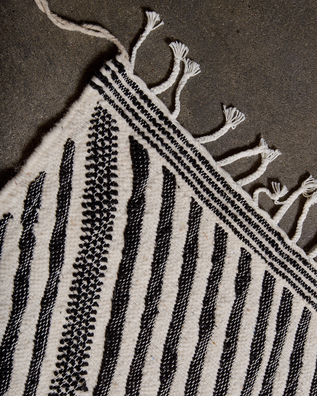 Modern, handcrafted Berber rug from Morocco. Flat-woven Kelim carpet in black and white design. Made of 100% wool.