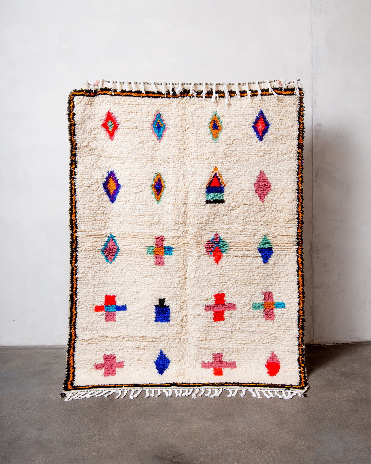 Modern designer handcrafted Berber rug from Morocco. Azilal rug with beautiful colours and patterns. Made of sheep’s wool and colourful cotton.