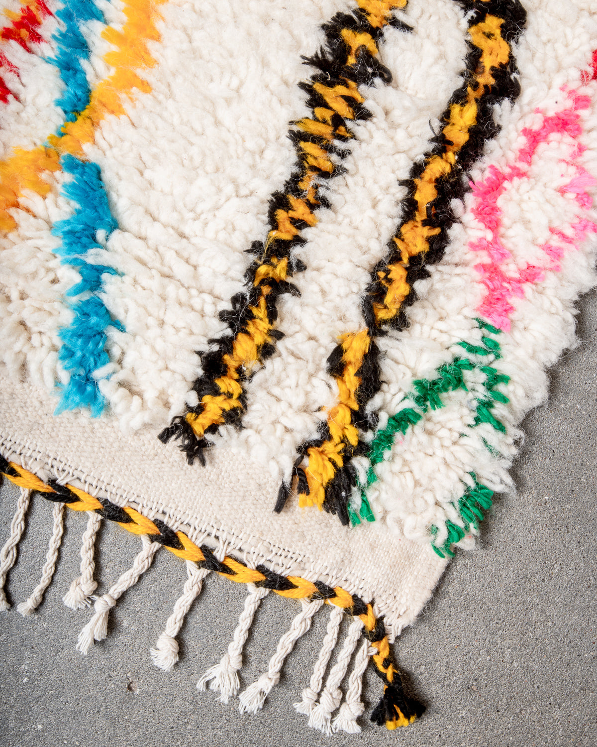 Modern designer handcrafted Berber rug from Morocco. Azilal rug with beautiful colors and patterns. Made of sheep’s wool and colourful cotton.