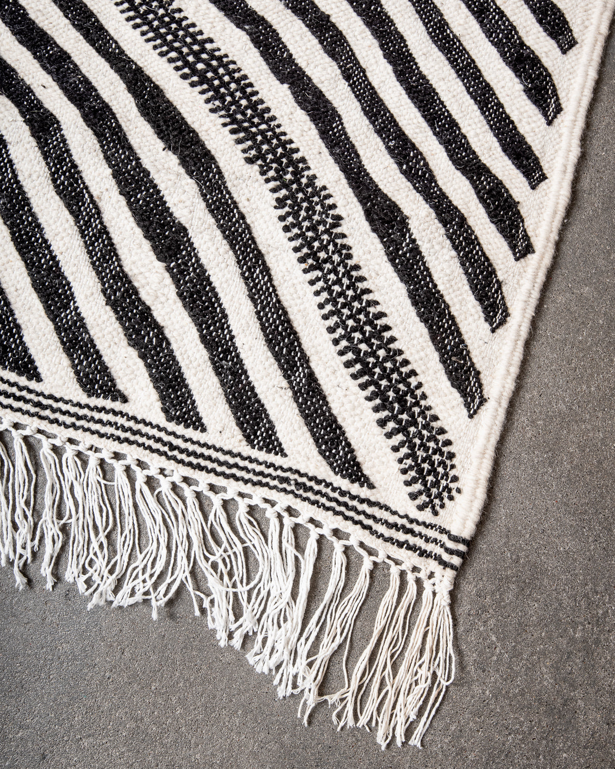 Modern, handcrafted Berber rug from Morocco. Flat-woven Kelim carpet in black and white design. Made of 100% wool.