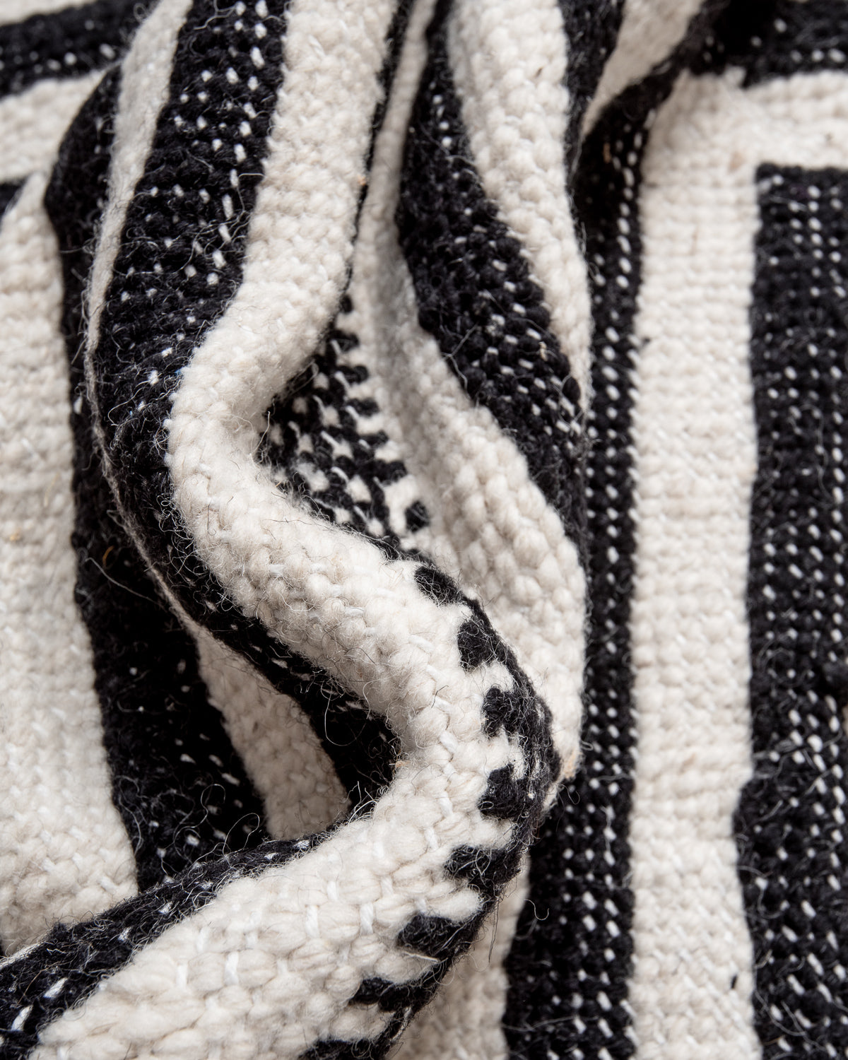 Modern, handcrafted Berber rug from Morocco. Flat-woven Kelim carpet in black and white design. Made of 100% wool.