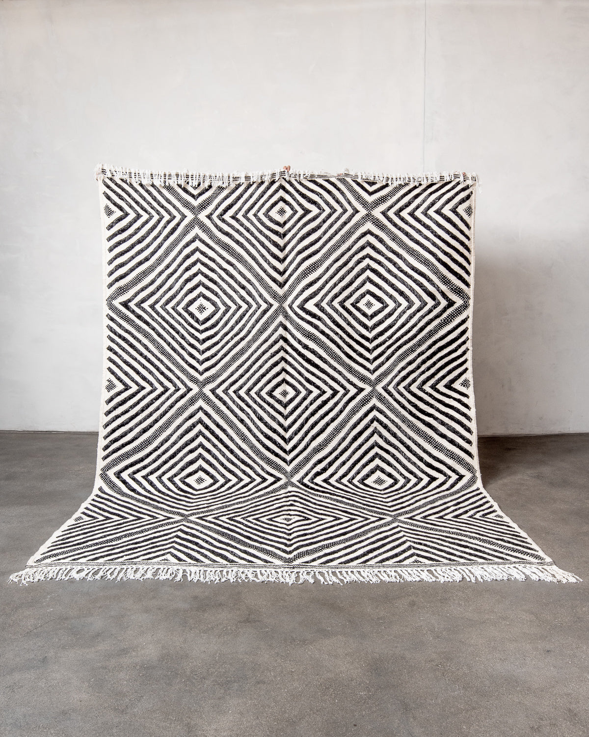 Modern, handcrafted Berber rug from Morocco. Flat-woven Kelim carpet in black and white design. Made of 100% wool.
